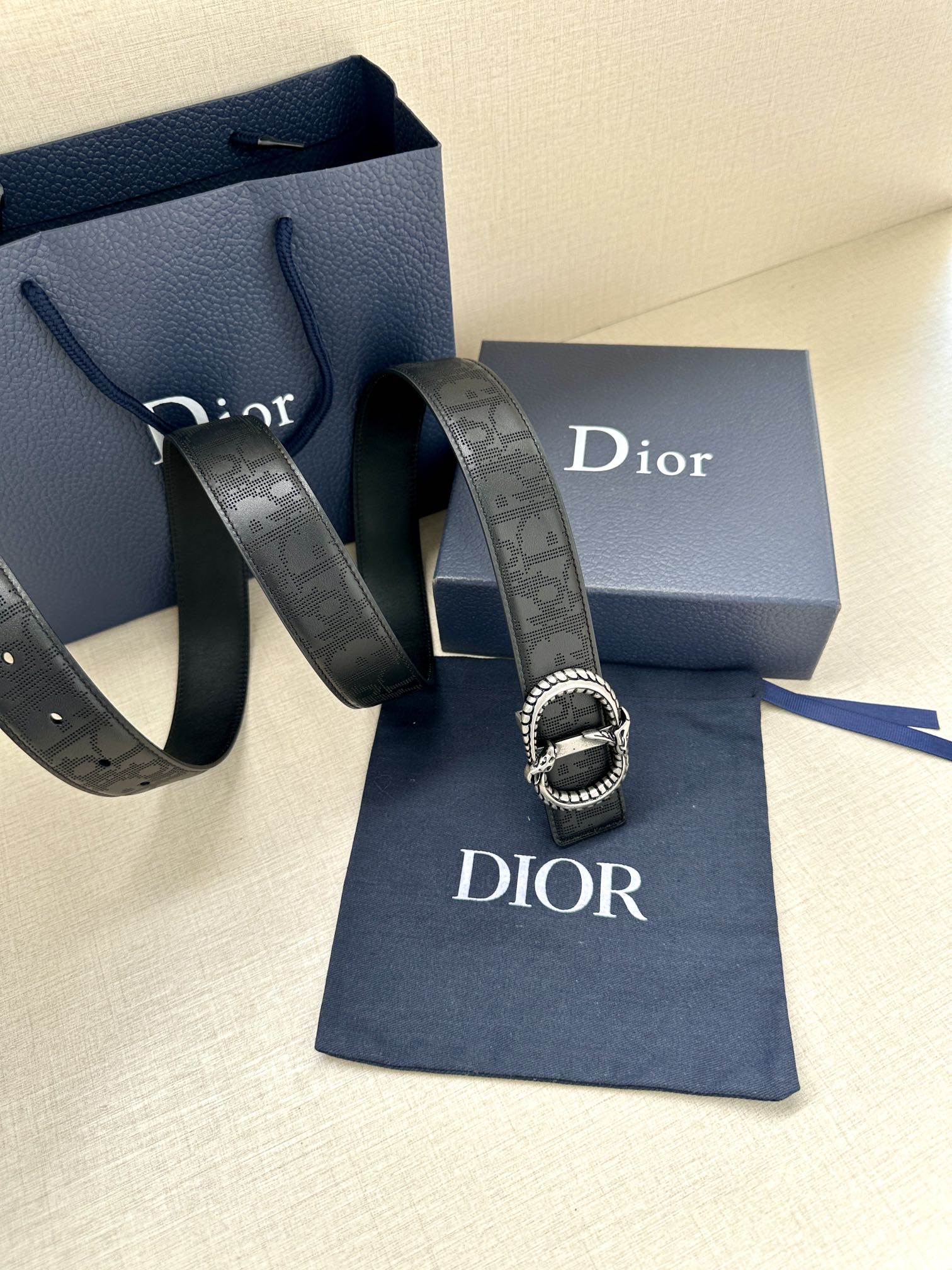 宽度3.5cm 这款 35 毫米双面腰带结合典雅气质与现代风范。双面设计，一面采用黑色 Oblique 