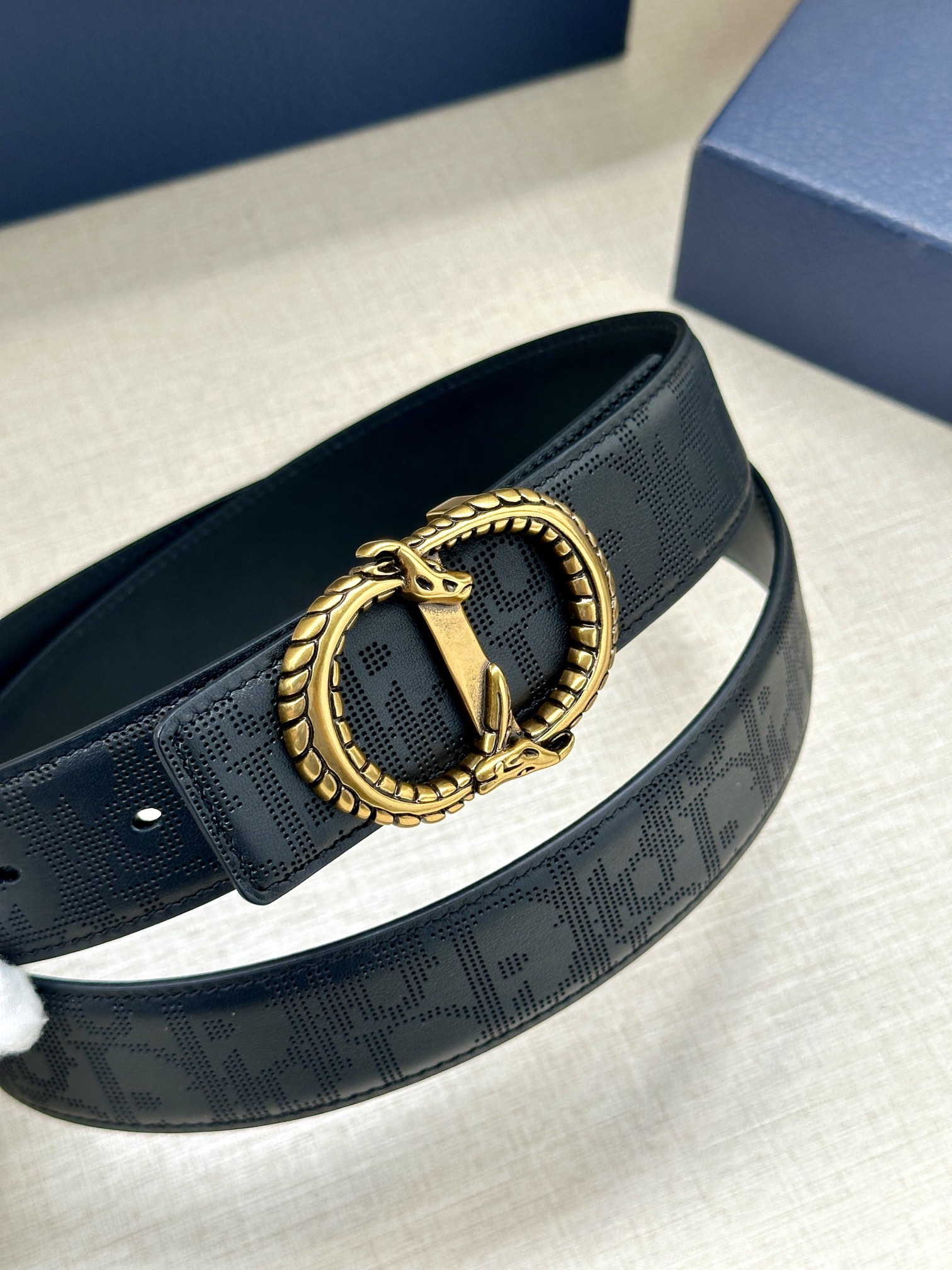 宽度3.5cm 这款 35 毫米双面腰带结合典雅气质与现代风范。双面设计，一面采用黑色 Oblique 