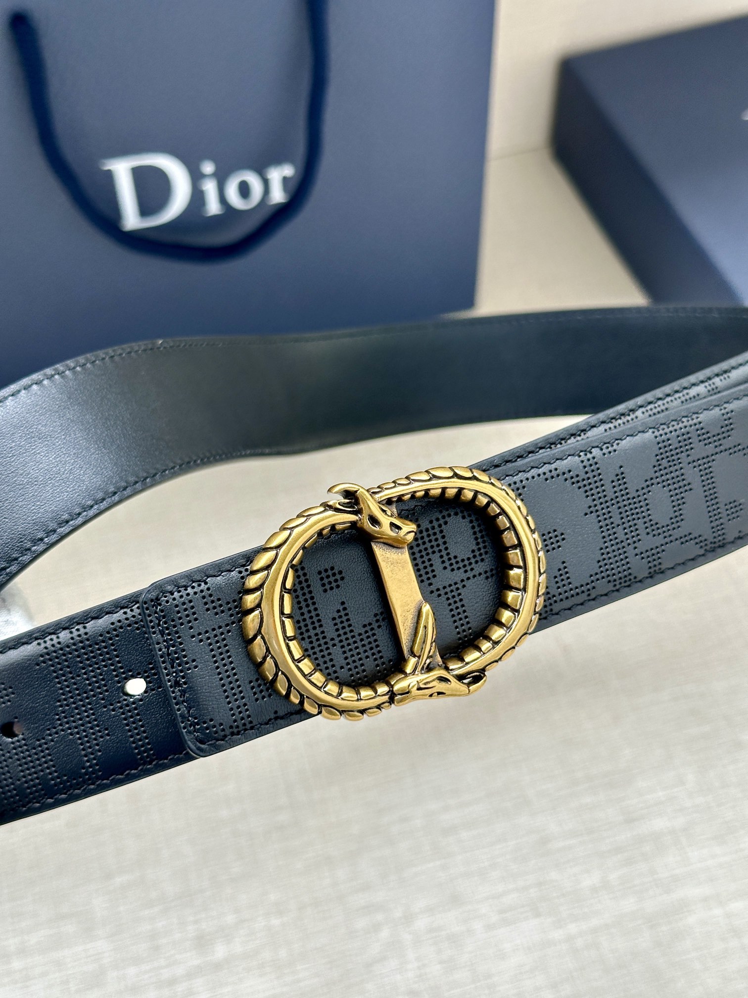 宽度3.5cm 这款 35 毫米双面腰带结合典雅气质与现代风范。双面设计，一面采用黑色 Oblique 