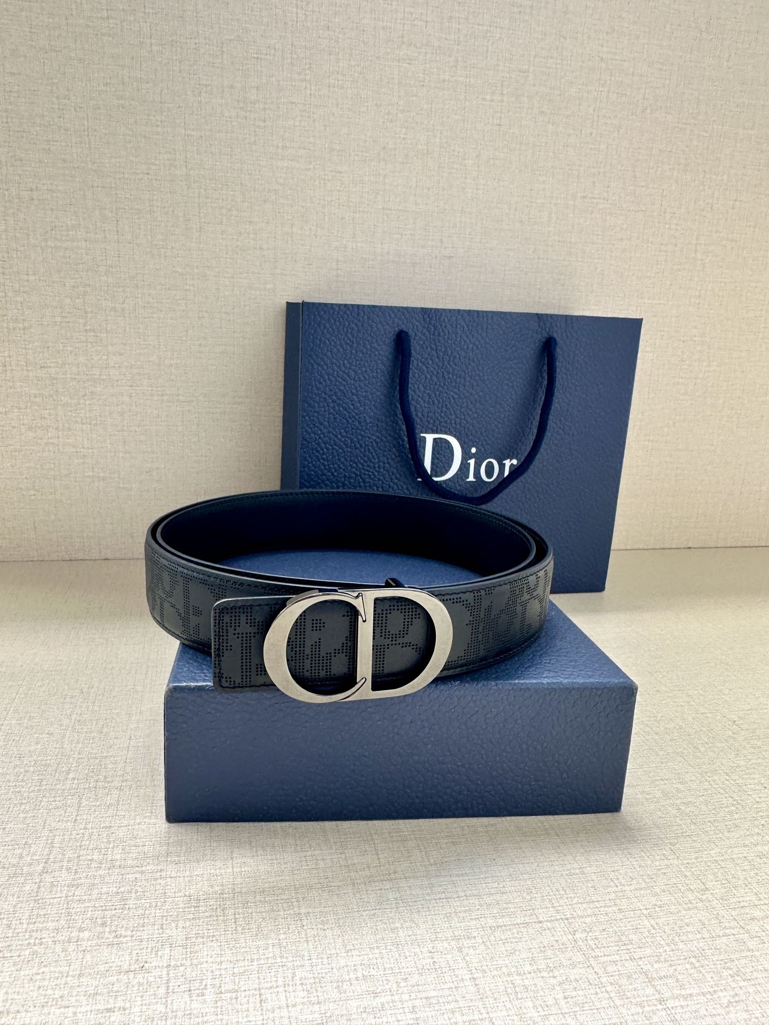 宽度3.5cm 这款 35 毫米双面腰带结合典雅气质与现代风范。双面设计，一面采用黑色 Oblique 