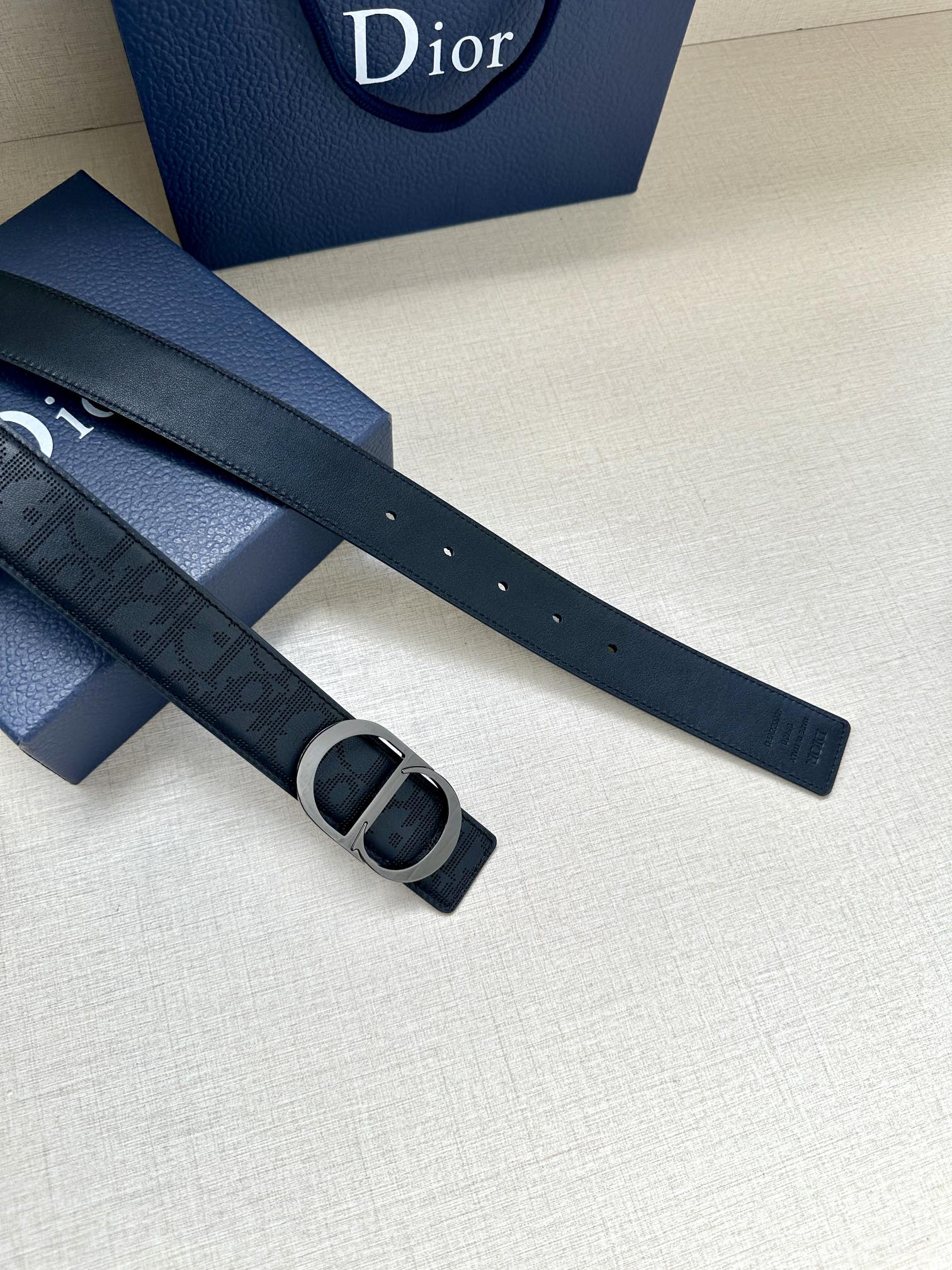 宽度3.5cm 这款 35 毫米双面腰带结合典雅气质与现代风范。双面设计，一面采用黑色 Oblique 