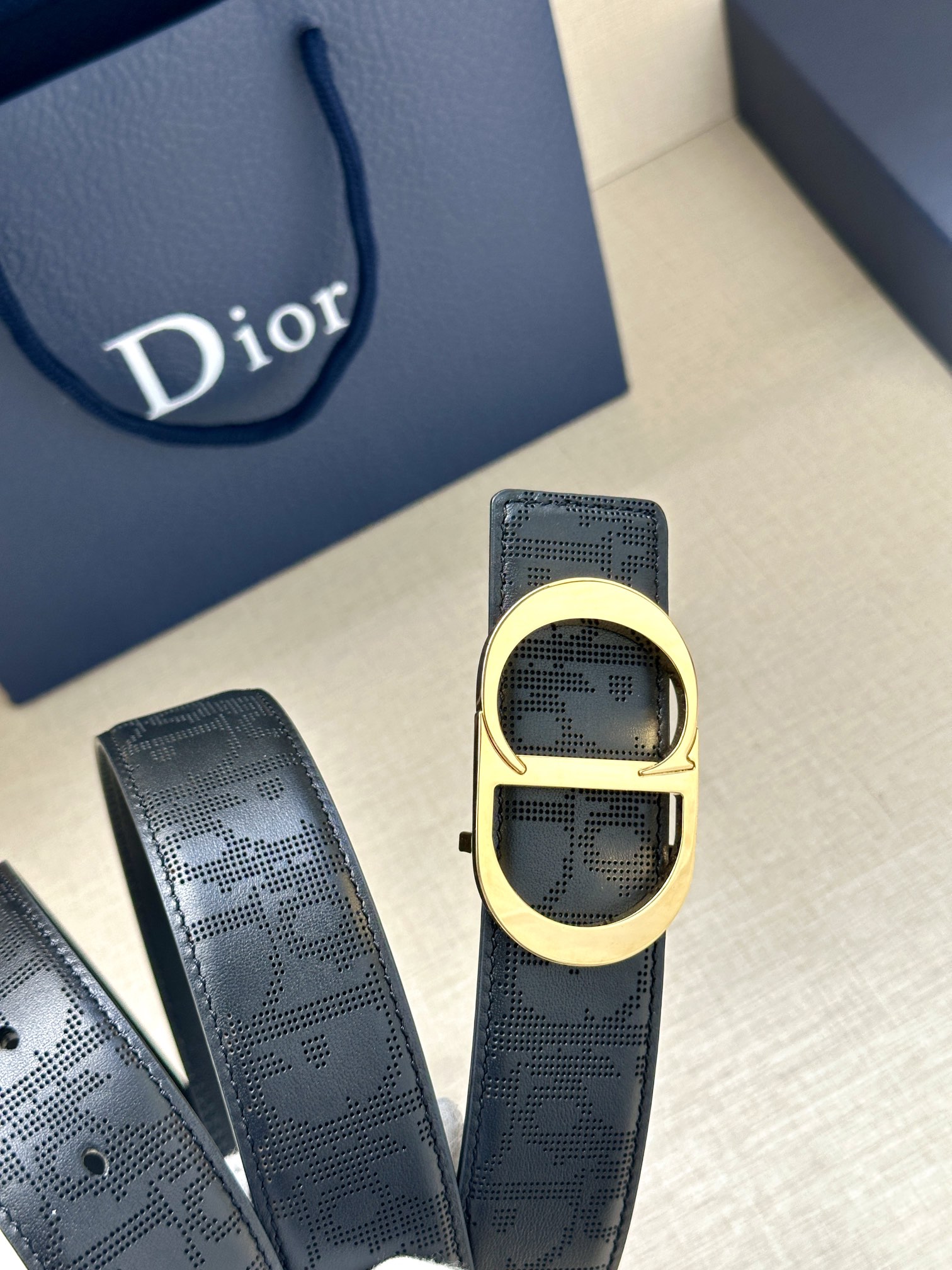 宽度3.5cm 这款 35 毫米双面腰带结合典雅气质与现代风范。双面设计，一面采用黑色 Oblique 