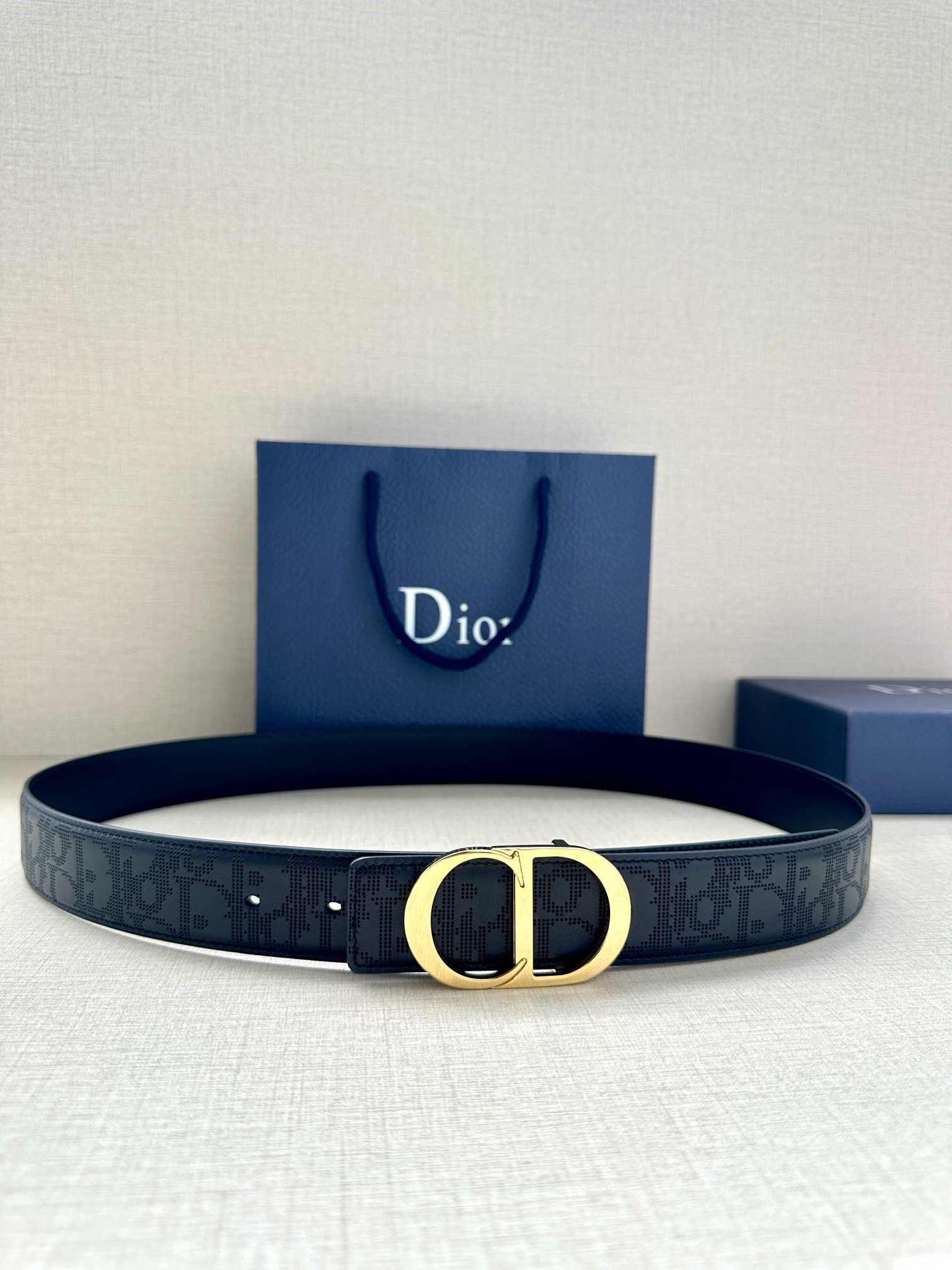 宽度3.5cm 这款 35 毫米双面腰带结合典雅气质与现代风范。双面设计，一面采用黑色 Oblique 