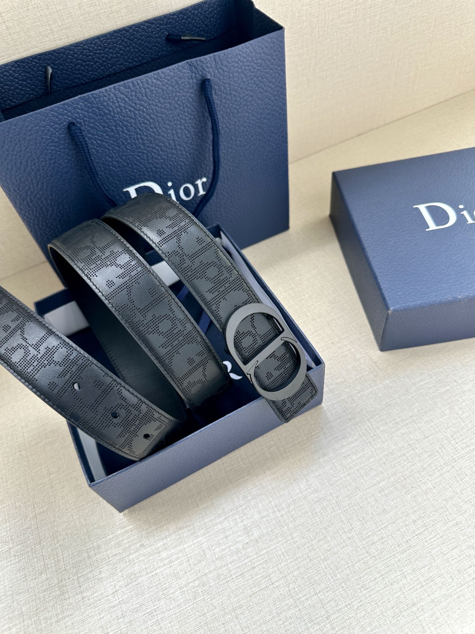 宽度3.5cm 这款 35 毫米双面腰带结合典雅气质与现代风范。双面设计，一面采用黑色 Oblique 