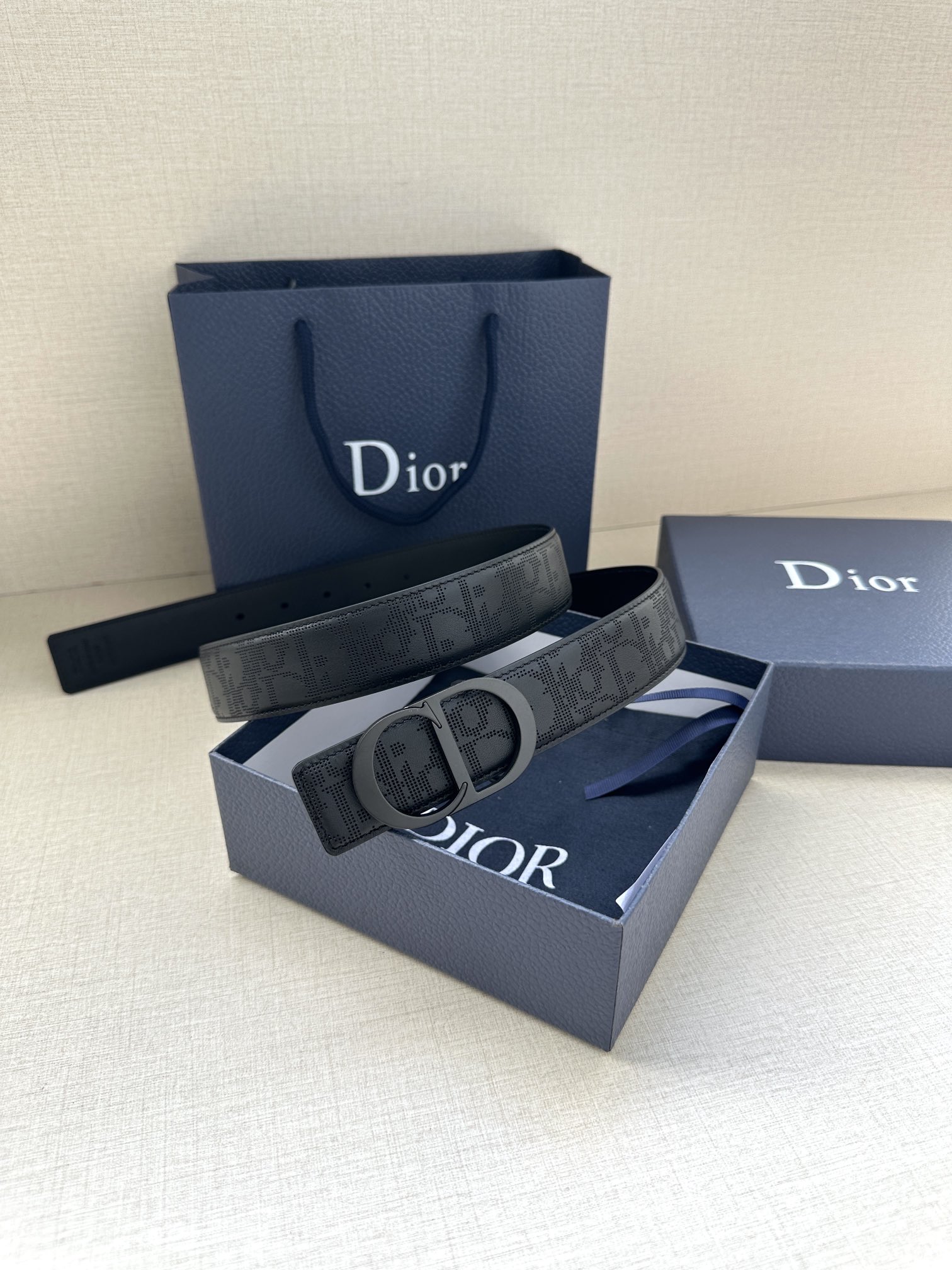 宽度3.5cm 这款 35 毫米双面腰带结合典雅气质与现代风范。双面设计，一面采用黑色 Oblique 