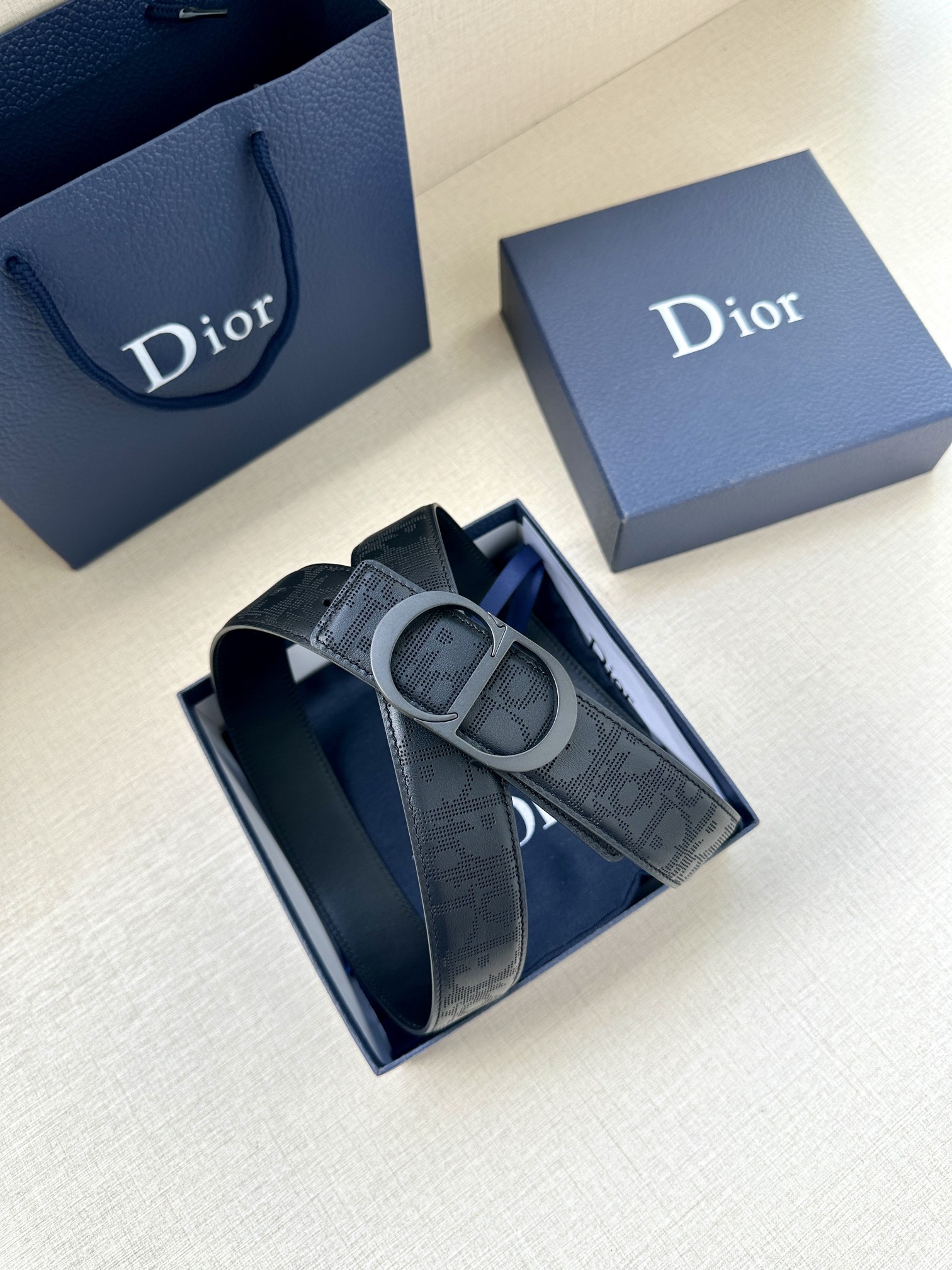 宽度3.5cm 这款 35 毫米双面腰带结合典雅气质与现代风范。双面设计，一面采用黑色 Oblique 