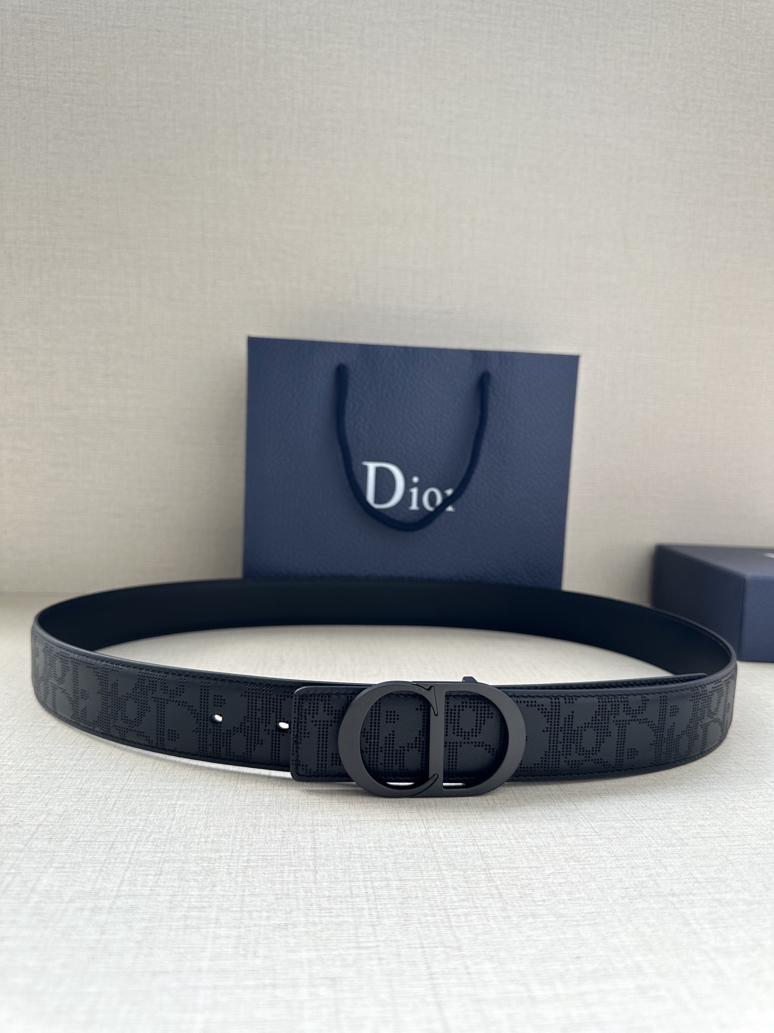 宽度3.5cm 这款 35 毫米双面腰带结合典雅气质与现代风范。双面设计，一面采用黑色 Oblique 