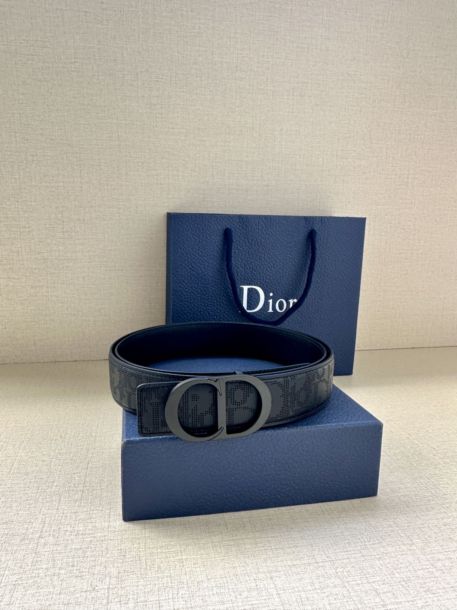 宽度3.5cm 这款 35 毫米双面腰带结合典雅气质与现代风范。双面设计，一面采用黑色 Oblique 