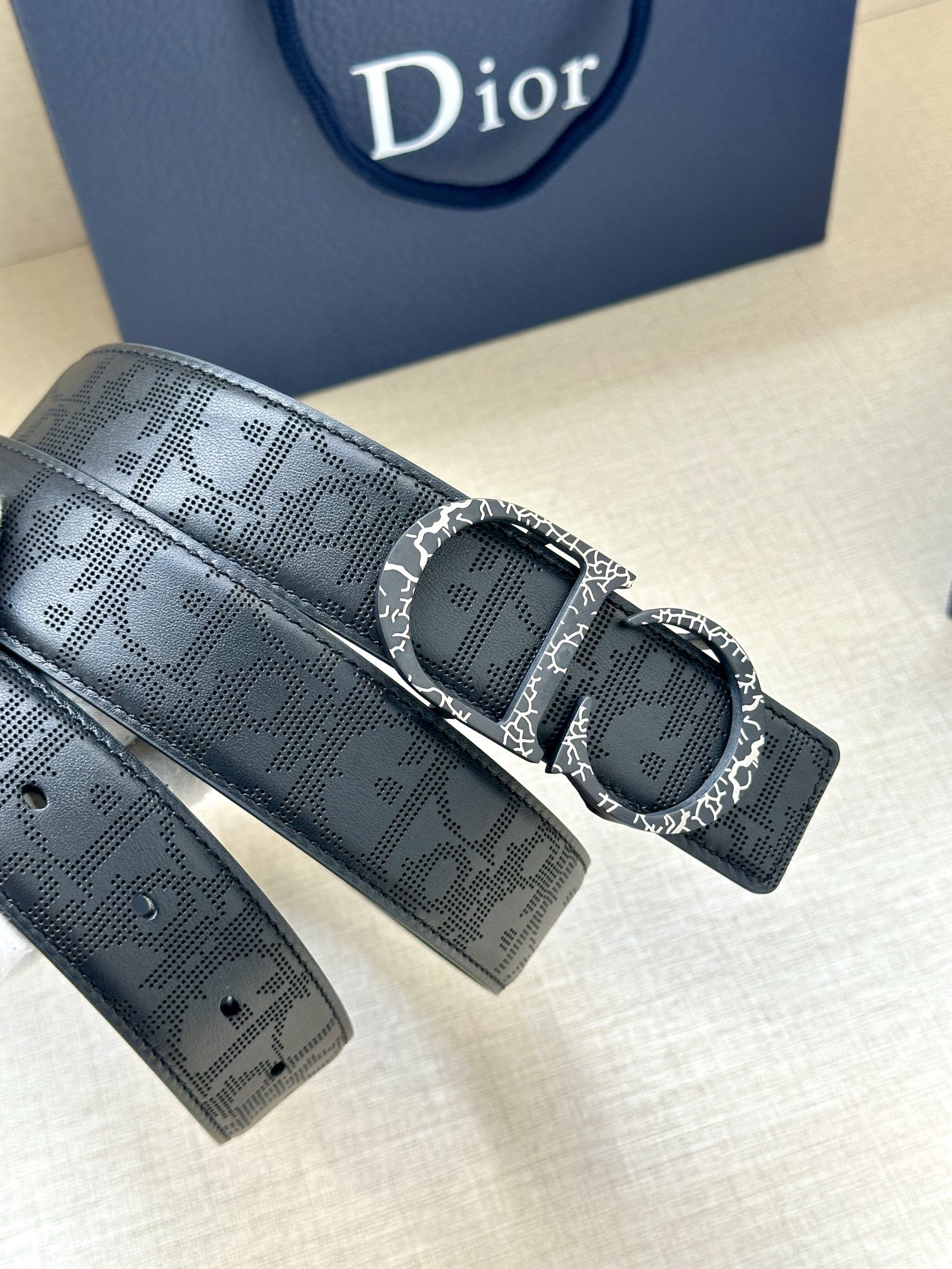 宽度3.5cm 这款 35 毫米双面腰带结合典雅气质与现代风范。双面设计，一面采用黑色 Oblique 