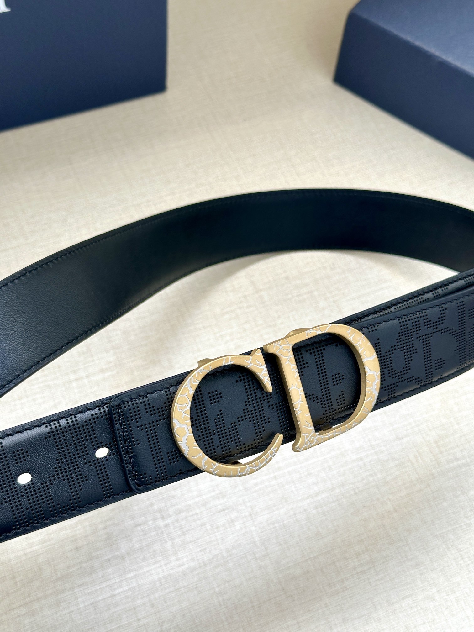 宽度3.5cm 这款 35 毫米双面腰带结合典雅气质与现代风范。双面设计，一面采用黑色 Oblique 