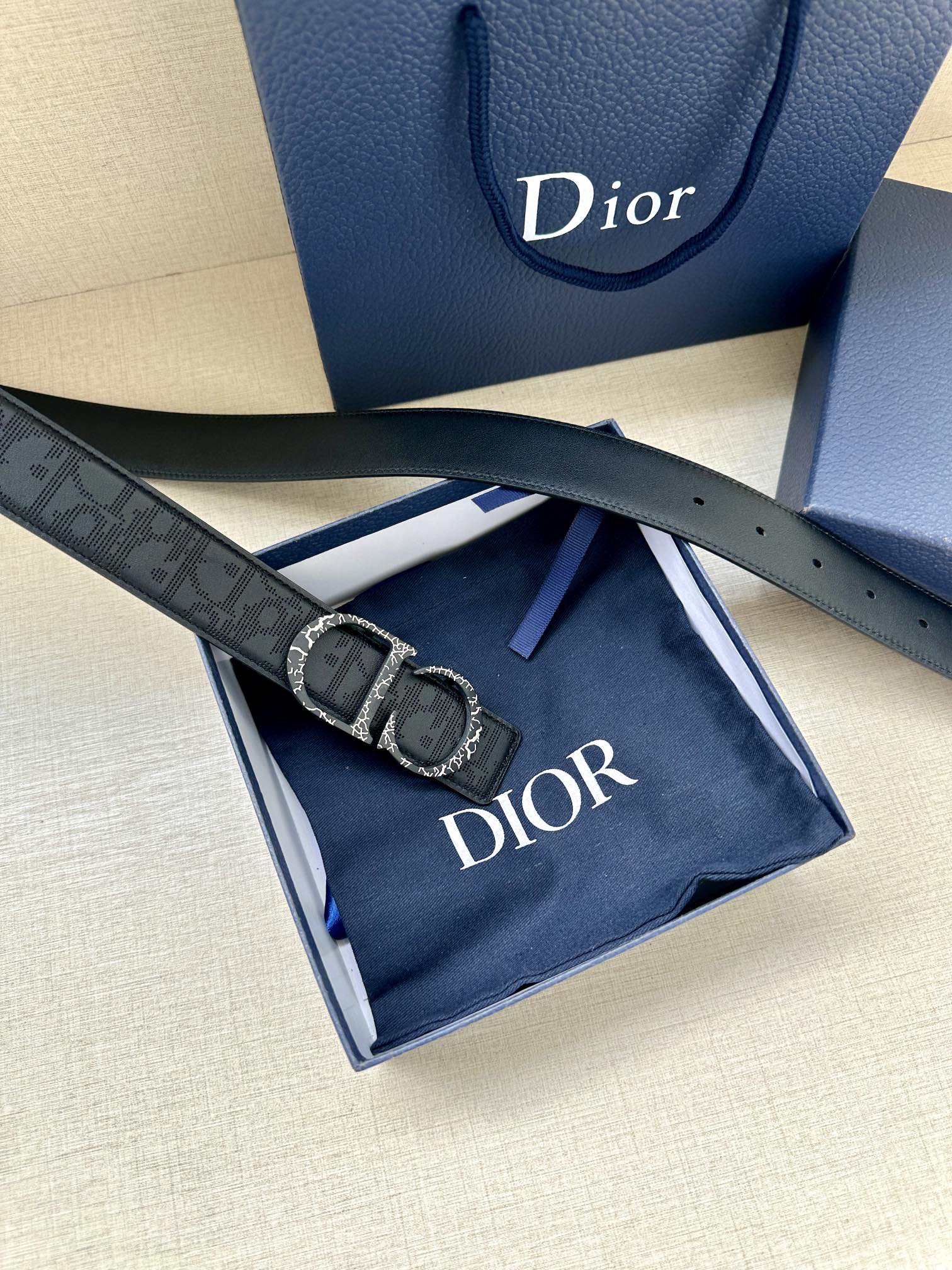 宽度3.5cm 这款 35 毫米双面腰带结合典雅气质与现代风范。双面设计，一面采用黑色 Oblique 