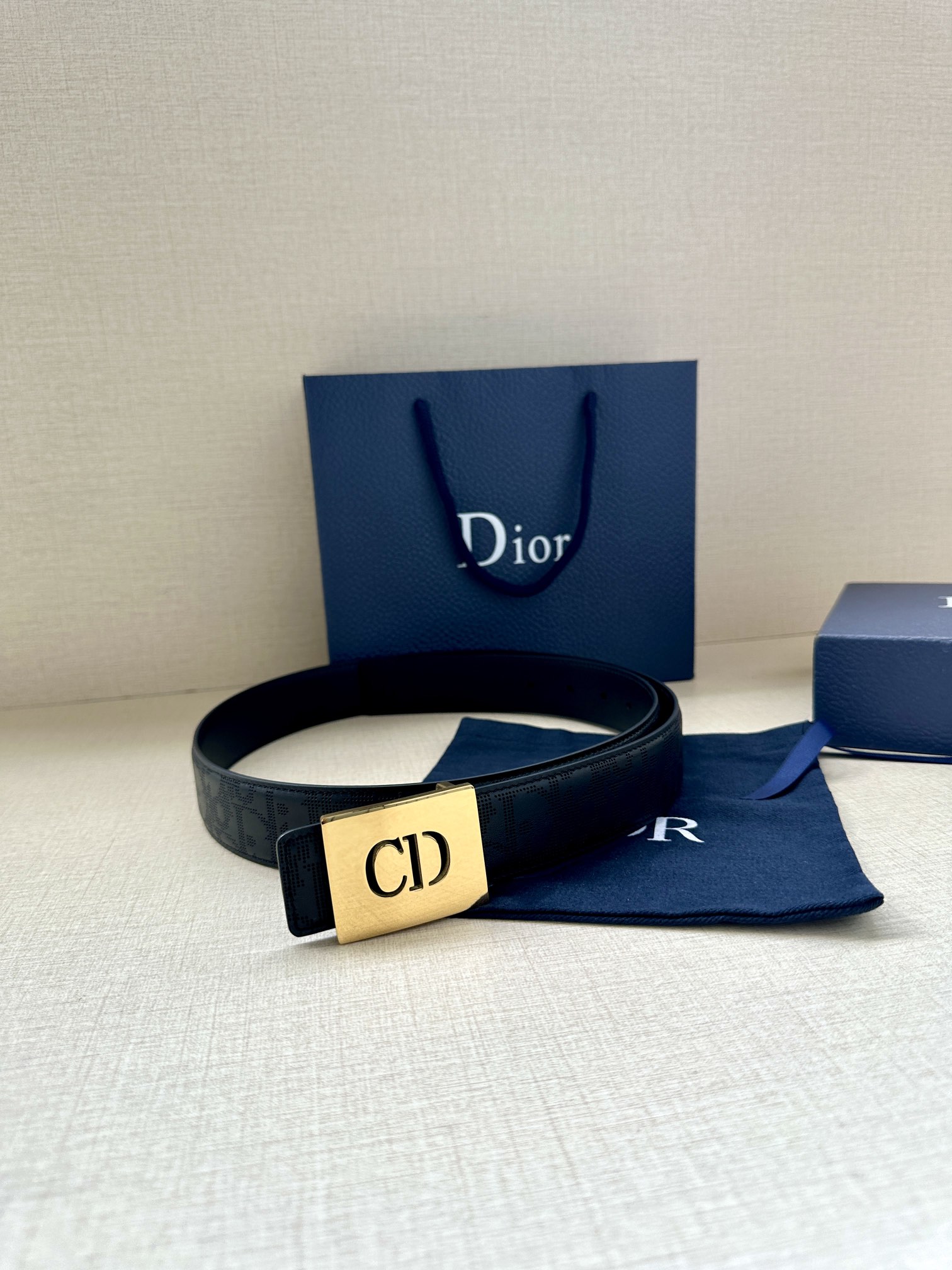 宽度3.5cm 这款 35 毫米双面腰带结合典雅气质与现代风范。双面设计，一面采用黑色 Oblique 