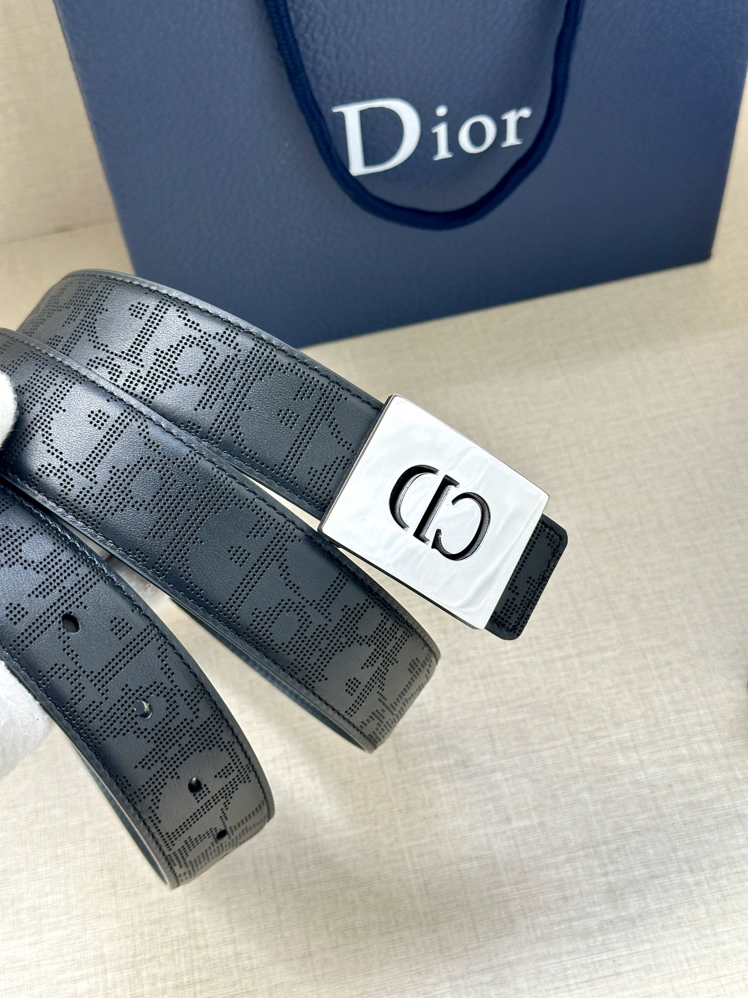 宽度3.5cm 这款 35 毫米双面腰带结合典雅气质与现代风范。双面设计，一面采用黑色 Oblique 