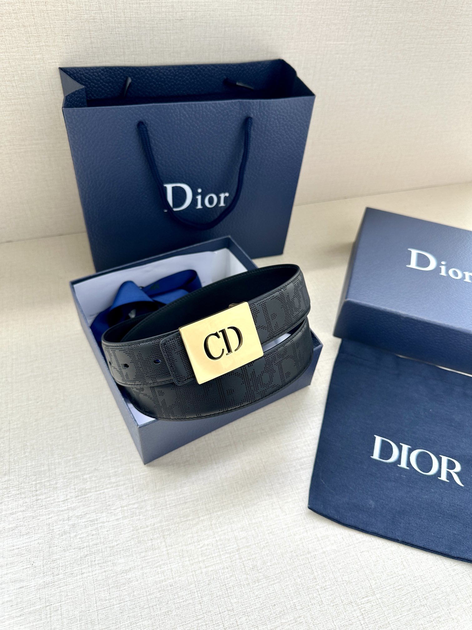 宽度3.5cm 这款 35 毫米双面腰带结合典雅气质与现代风范。双面设计，一面采用黑色 Oblique 