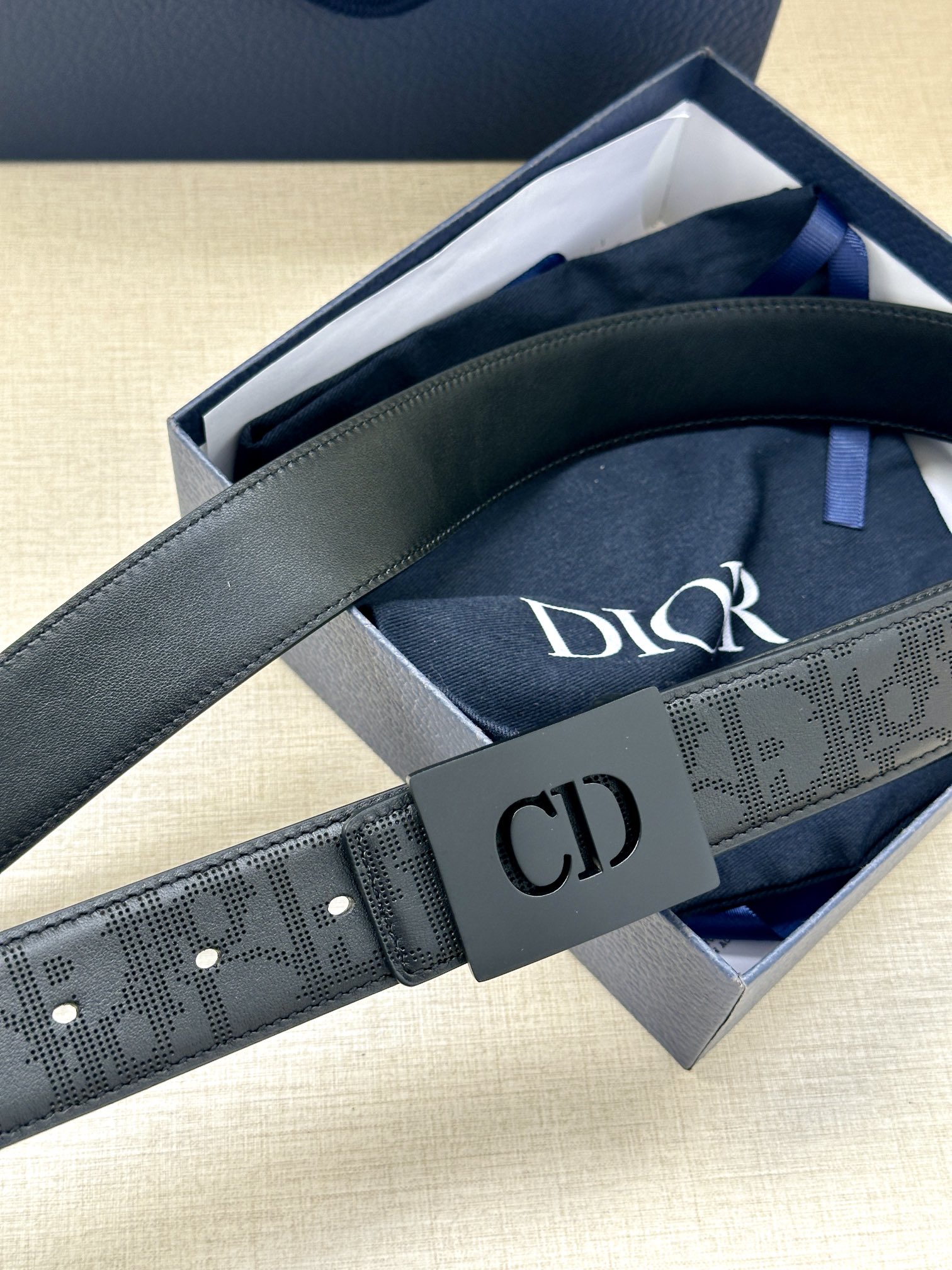 宽度3.5cm 这款 35 毫米双面腰带结合典雅气质与现代风范。双面设计，一面采用黑色 Oblique 