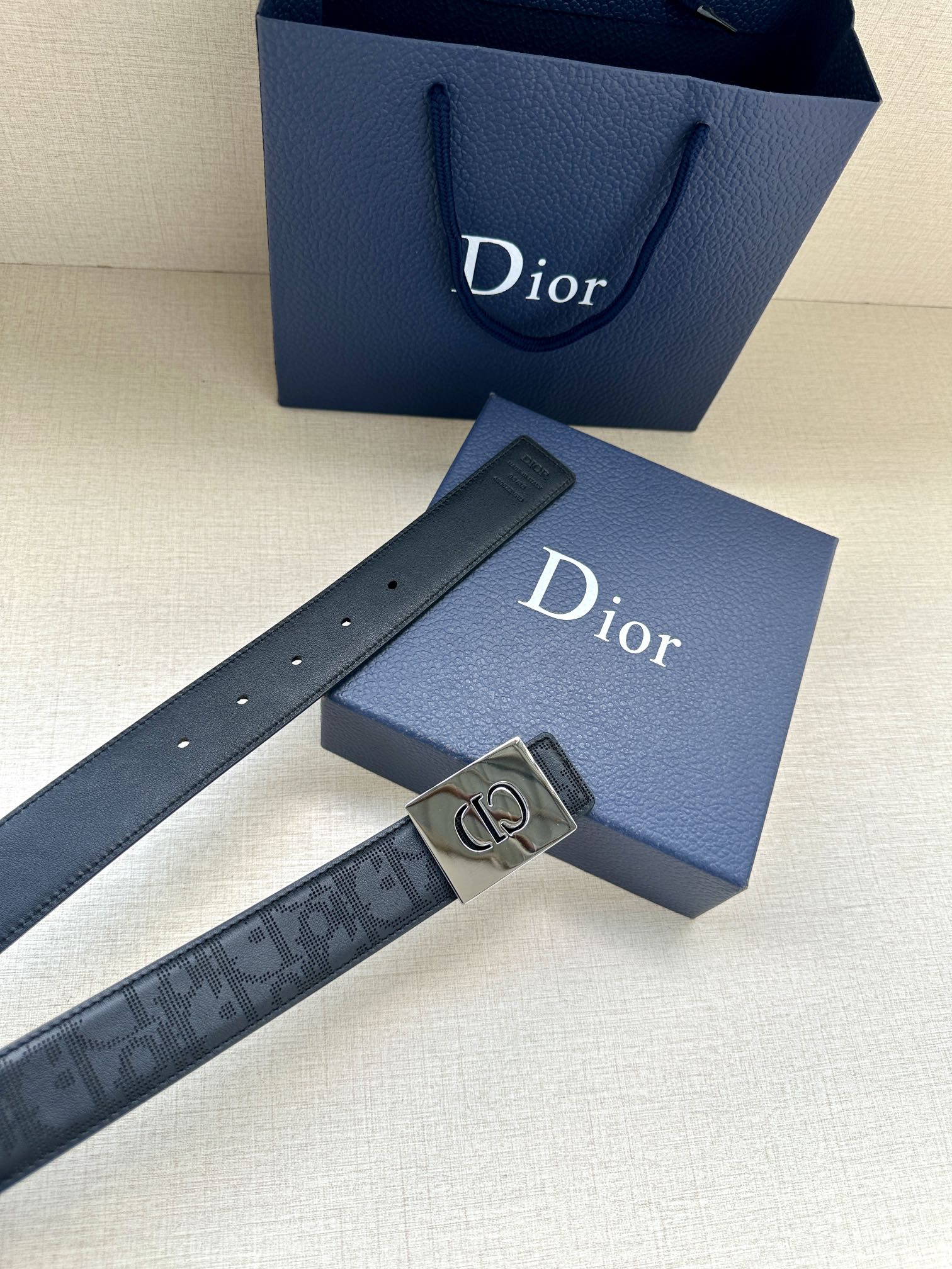 宽度3.5cm 这款 35 毫米双面腰带结合典雅气质与现代风范。双面设计，一面采用黑色 Oblique 