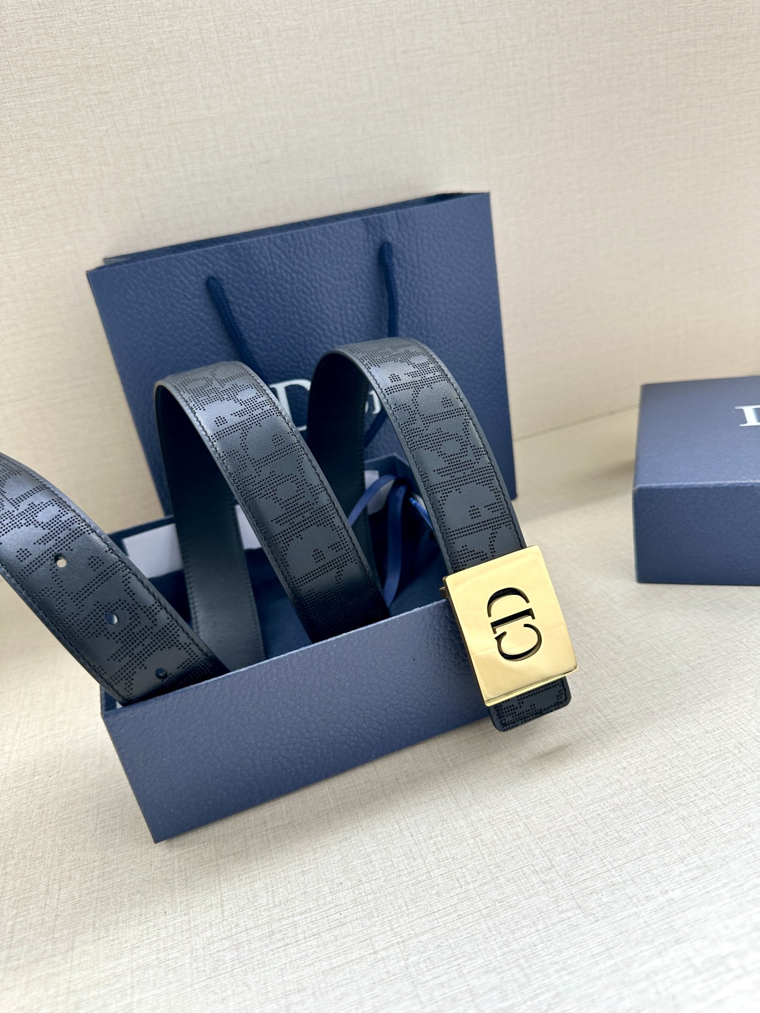 宽度3.5cm 这款 35 毫米双面腰带结合典雅气质与现代风范。双面设计，一面采用黑色 Oblique 