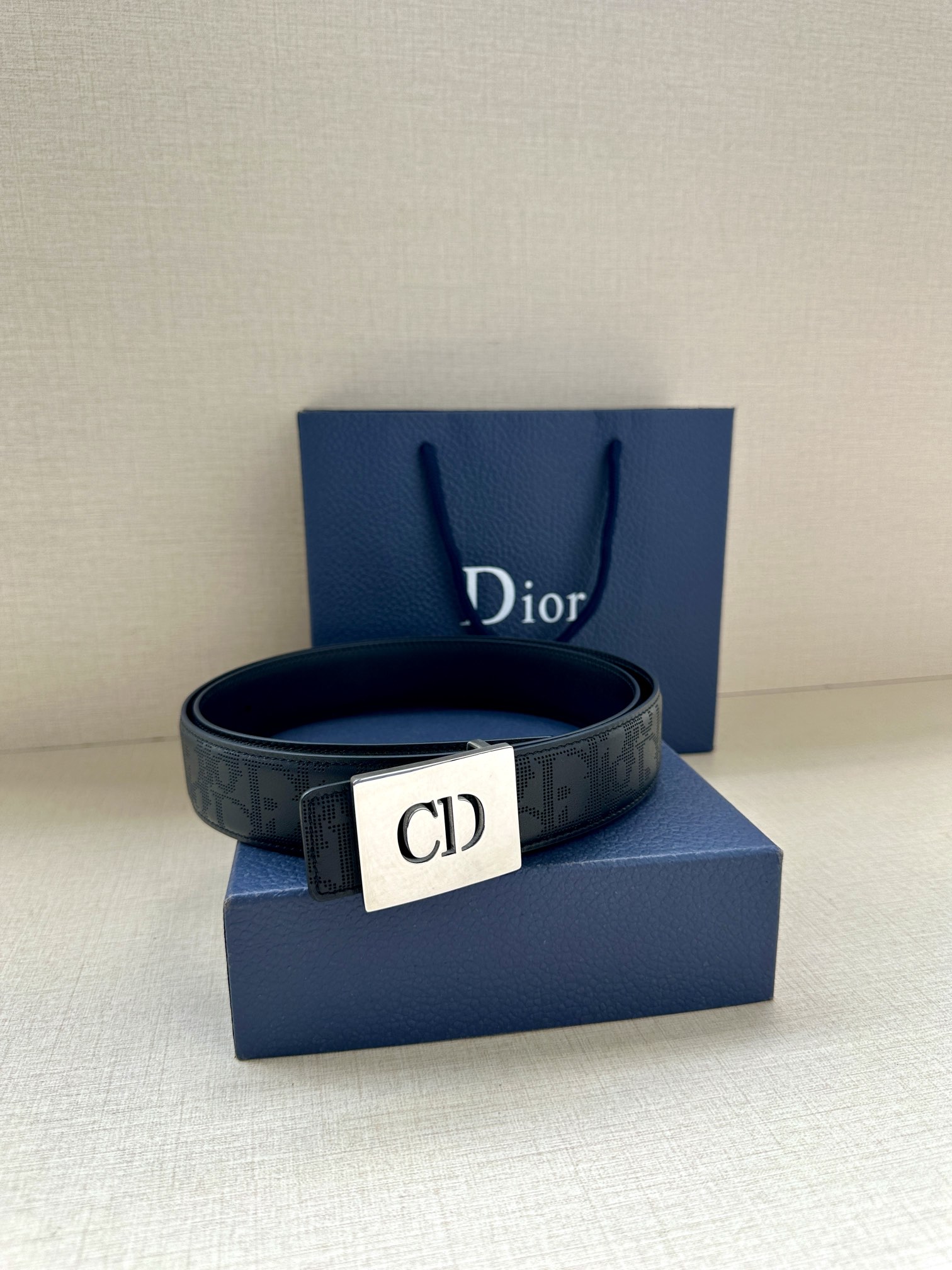 宽度3.5cm 这款 35 毫米双面腰带结合典雅气质与现代风范。双面设计，一面采用黑色 Oblique 