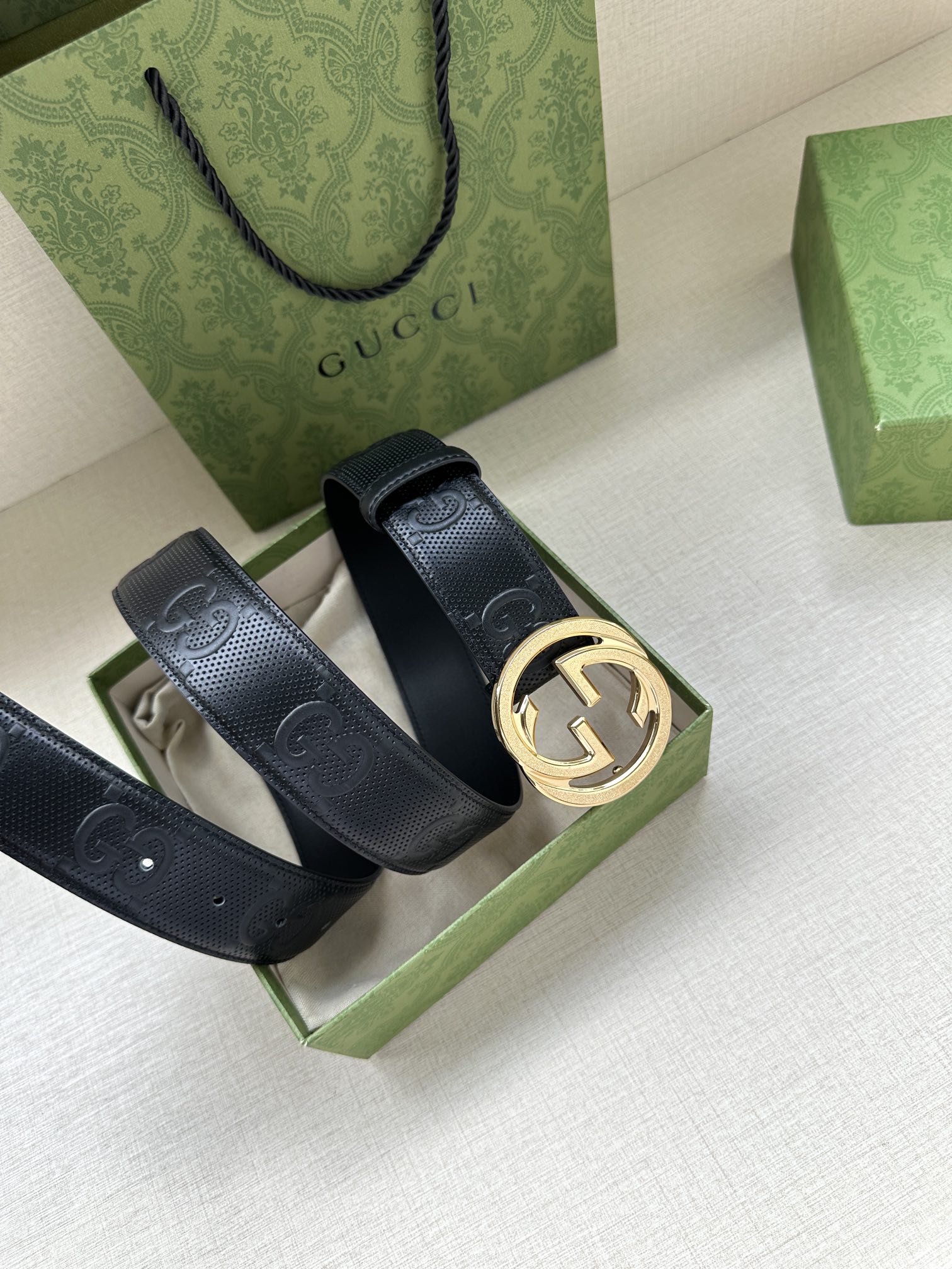 GUCCI宽度4.0cm这款单品将品牌的过去与未来贯通在一起以现代风格的全新设计诠释了经典设计元素Guc