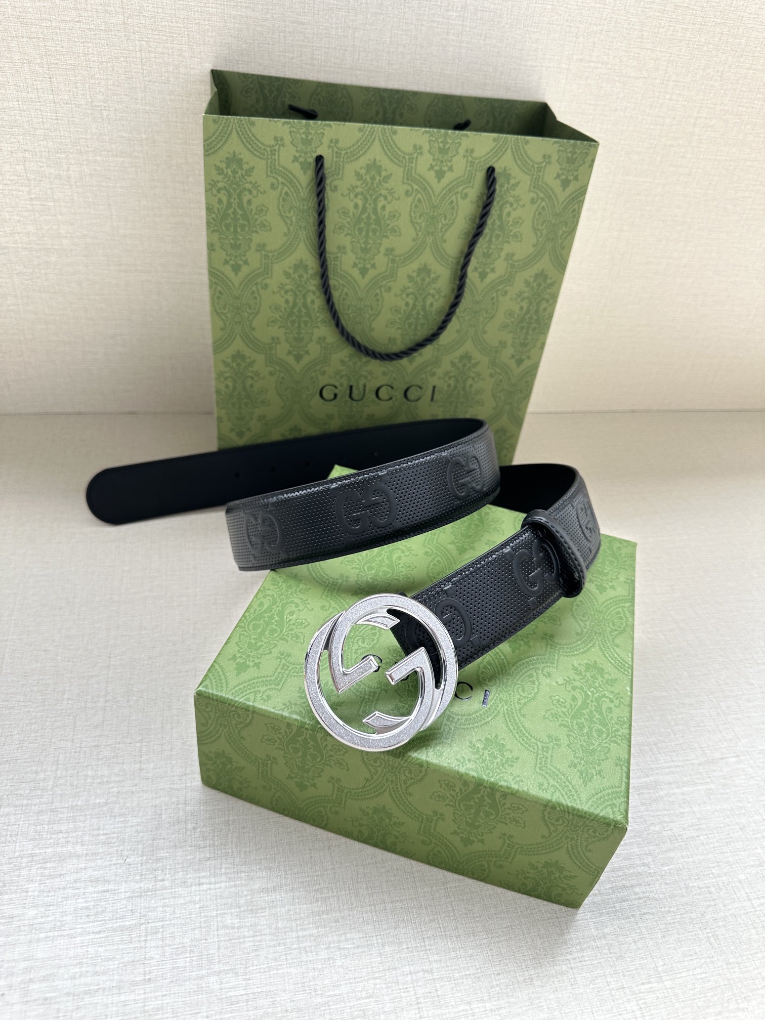 GUCCI宽度4.0cm这款单品将品牌的过去与未来贯通在一起以现代风格的全新设计诠释了经典设计元素Guc