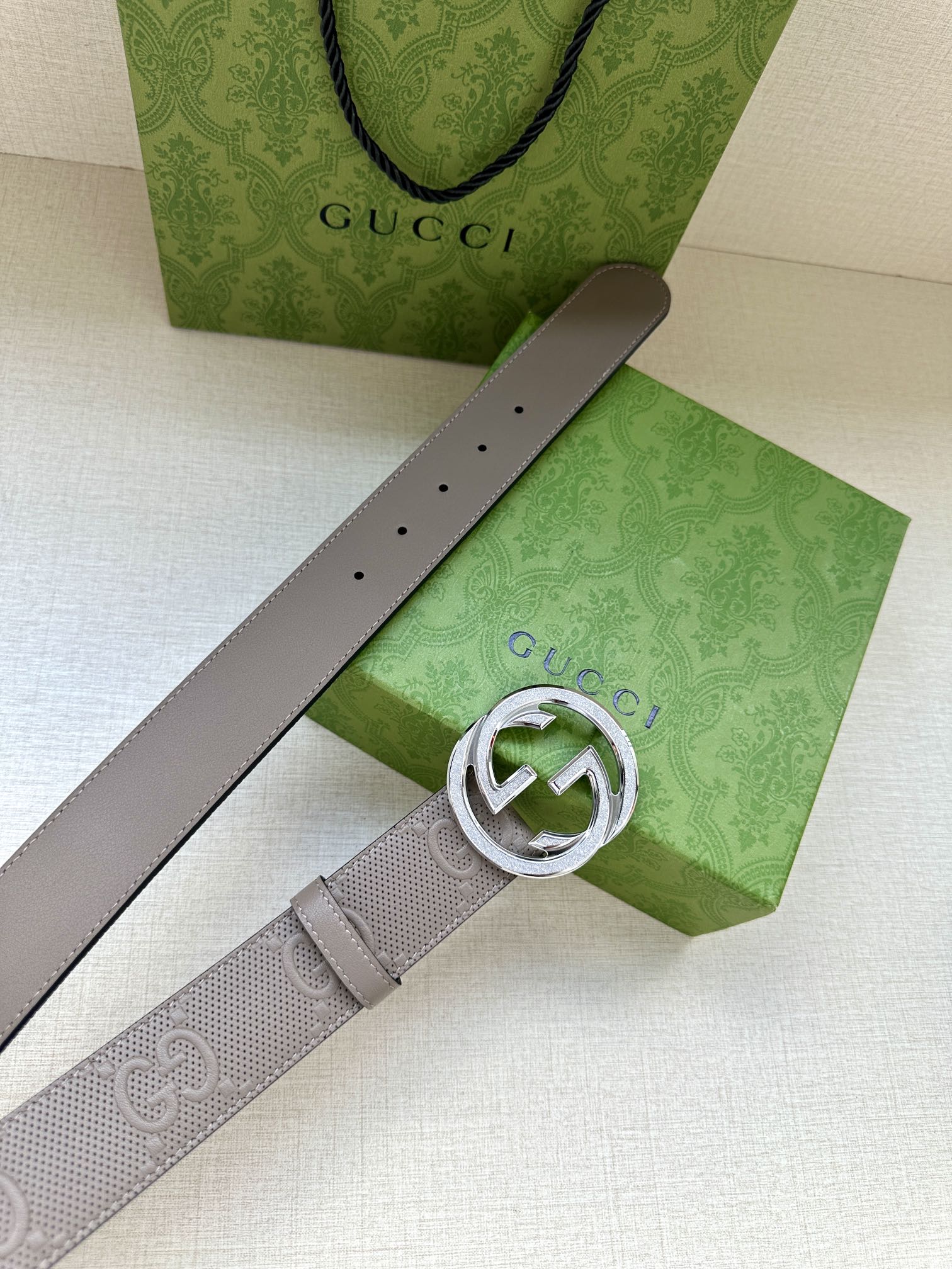 GUCCI宽度4.0cm这款单品将品牌的过去与未来贯通在一起以现代风格的全新设计诠释了经典设计元素Guc