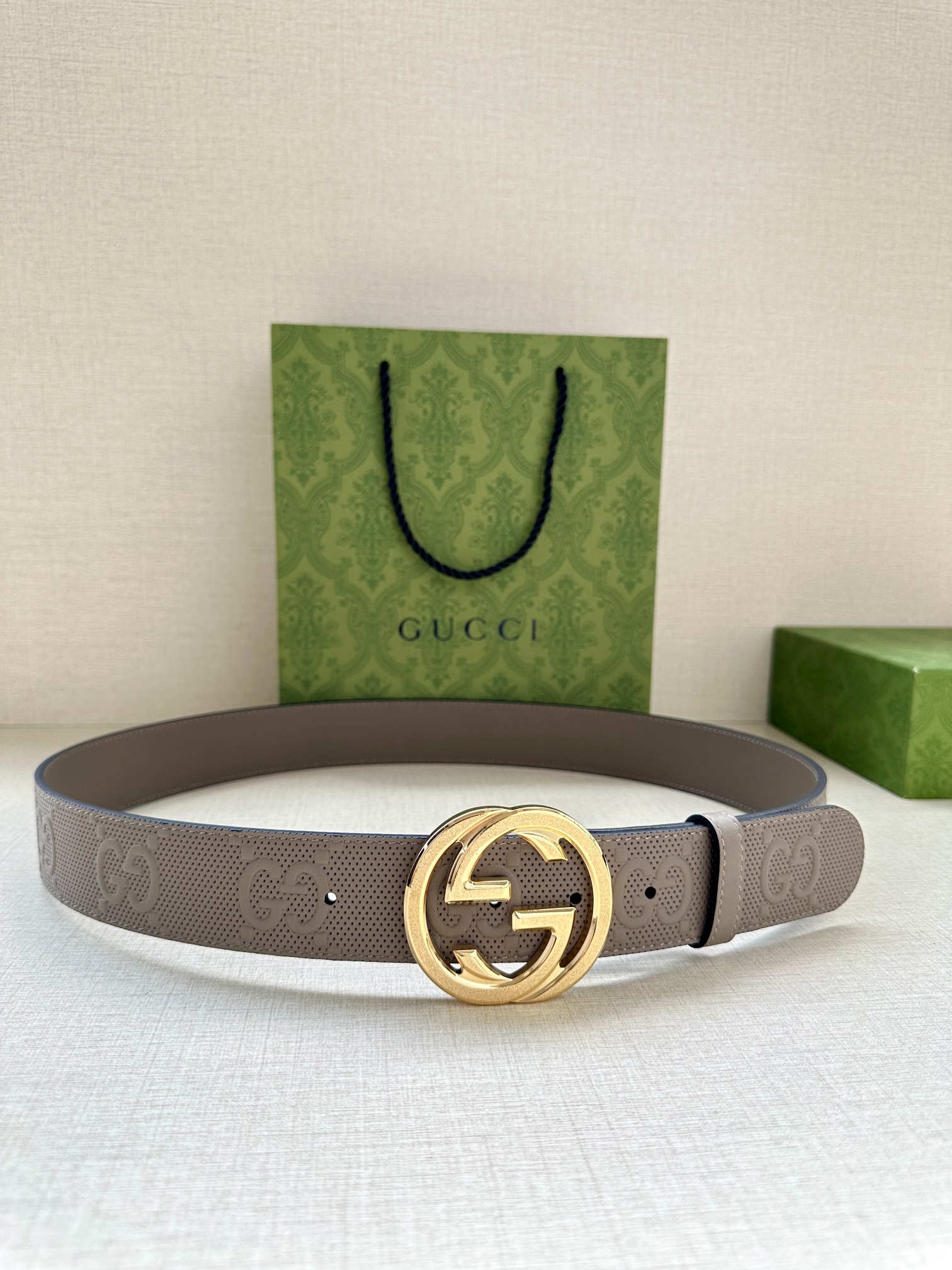 GUCCI宽度4.0cm这款单品将品牌的过去与未来贯通在一起以现代风格的全新设计诠释了经典设计元素Guc