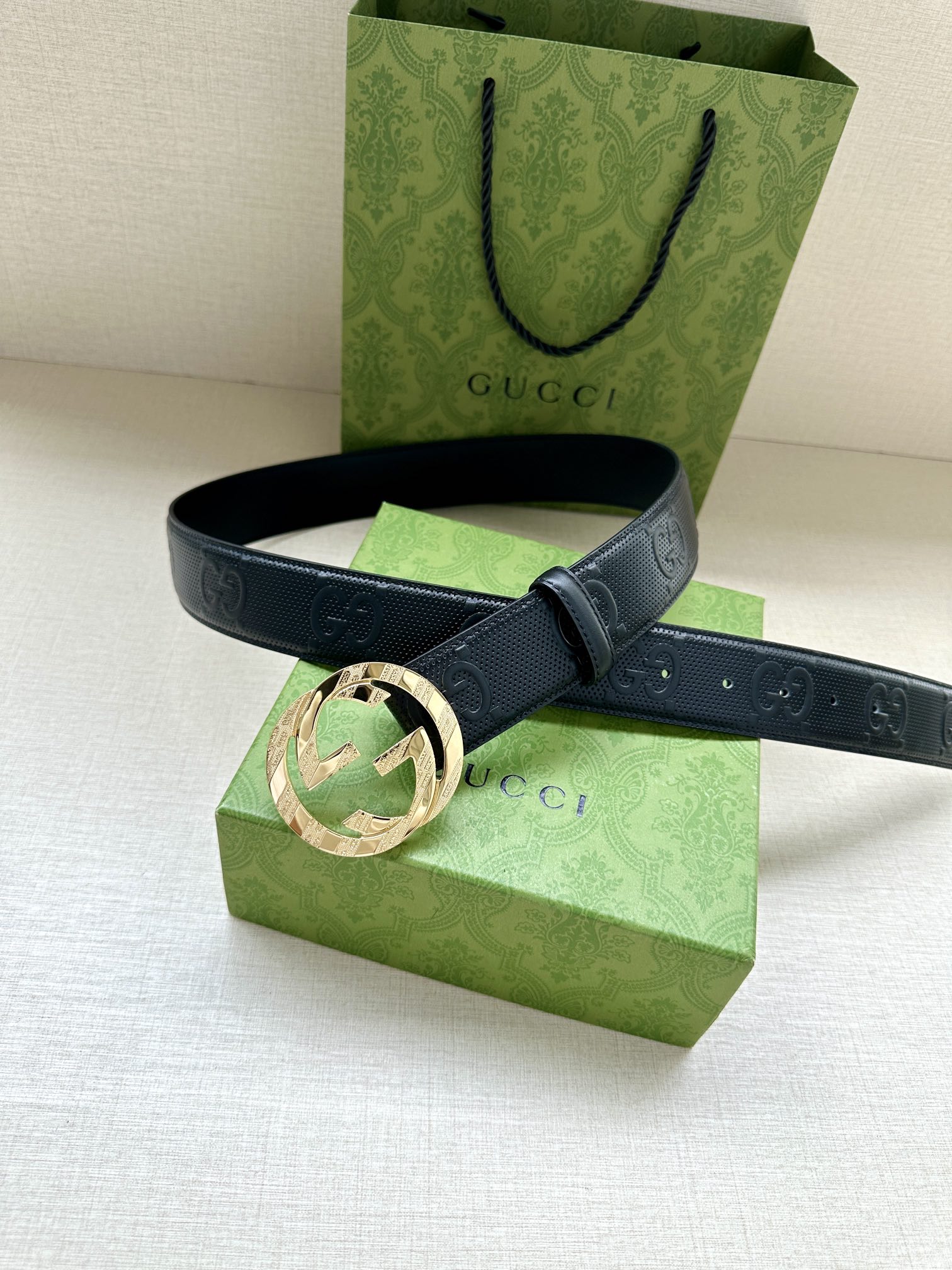 GUCCI 宽度4.0cm 这款单品将品牌的过去与未来贯通在一起，以现代风格的全新设计诠释了经典设计元素