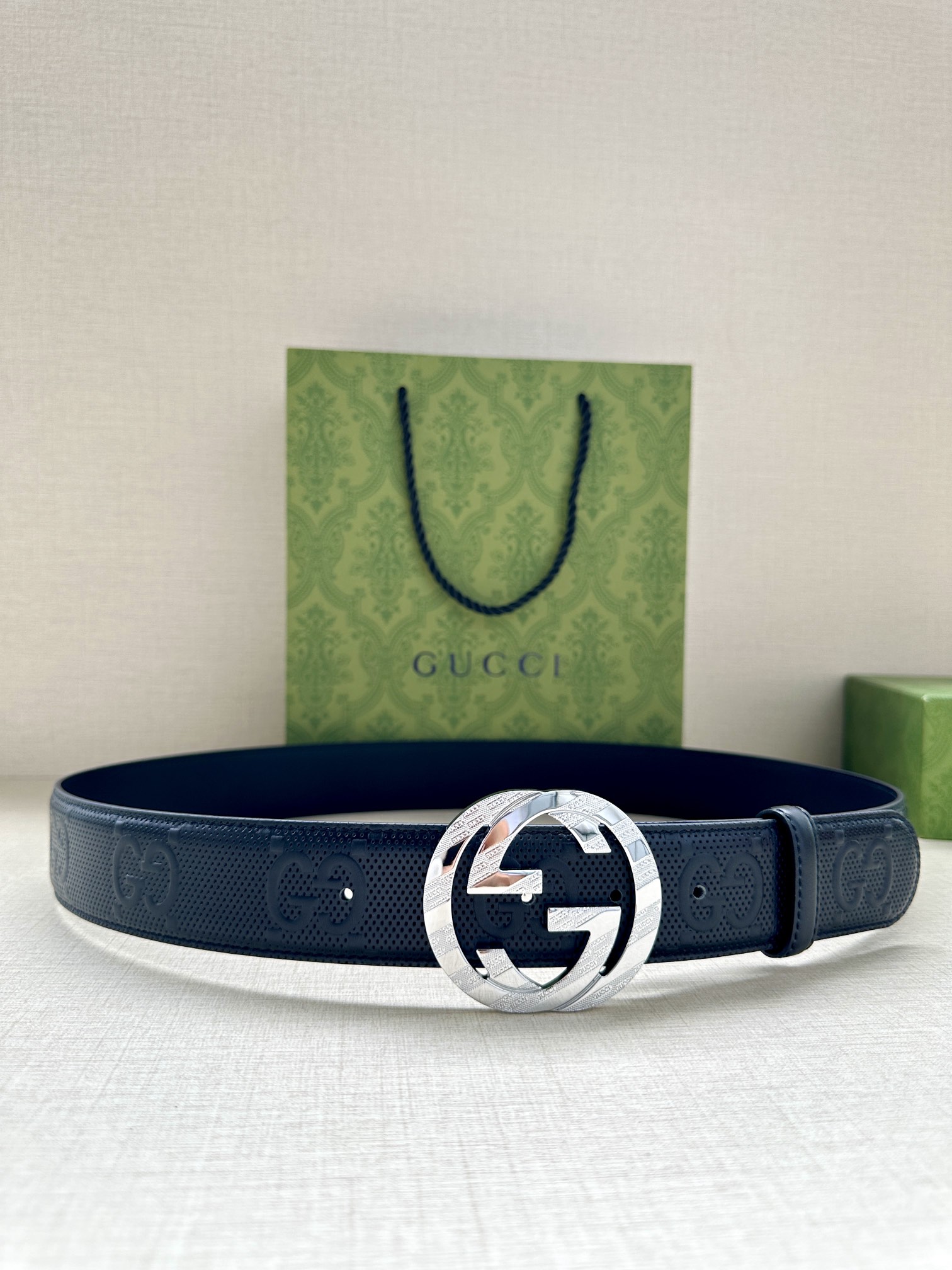 GUCCI 宽度4.0cm 这款单品将品牌的过去与未来贯通在一起，以现代风格的全新设计诠释了经典设计元素