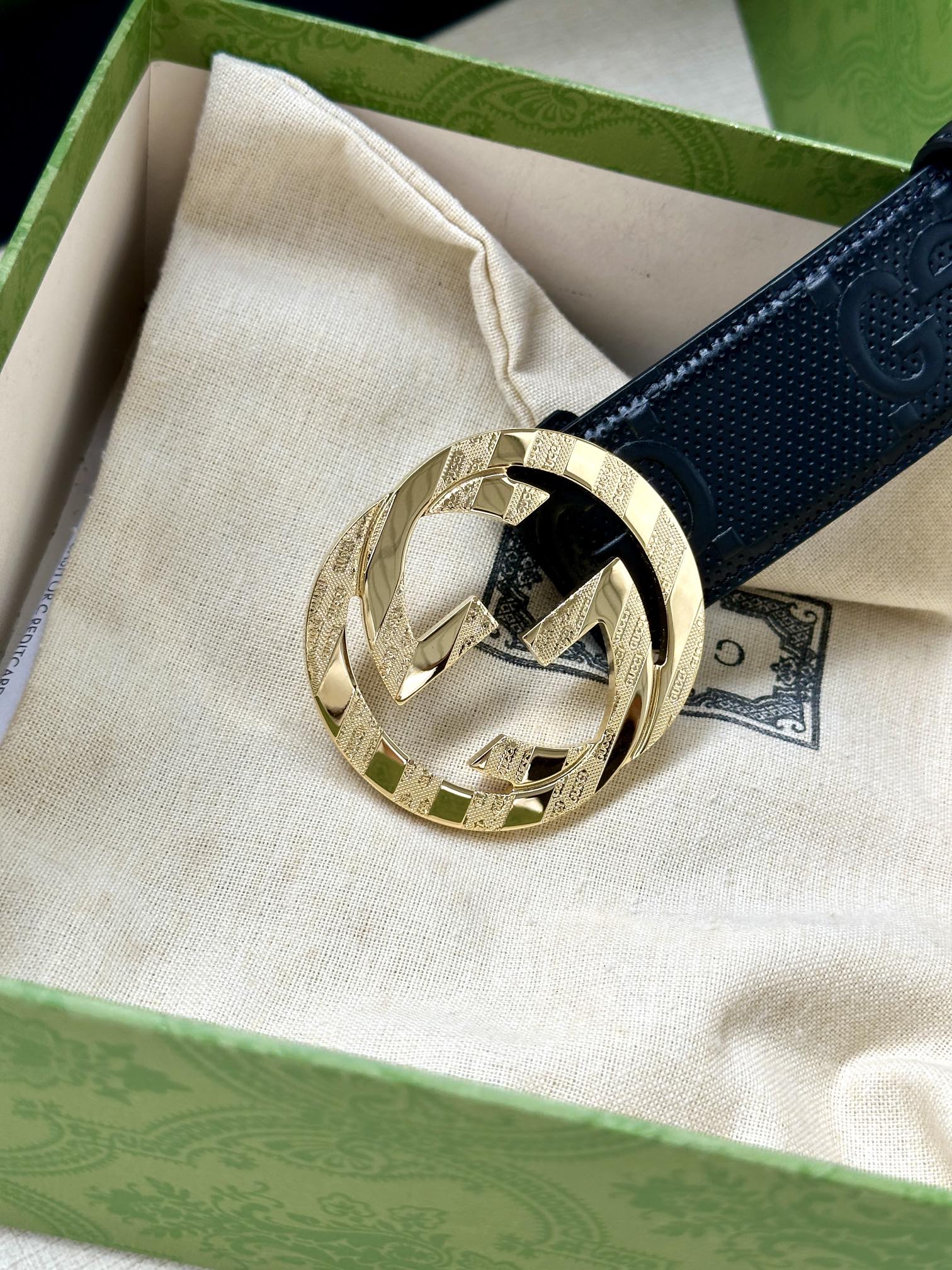 GUCCI 宽度4.0cm 这款单品将品牌的过去与未来贯通在一起，以现代风格的全新设计诠释了经典设计元素