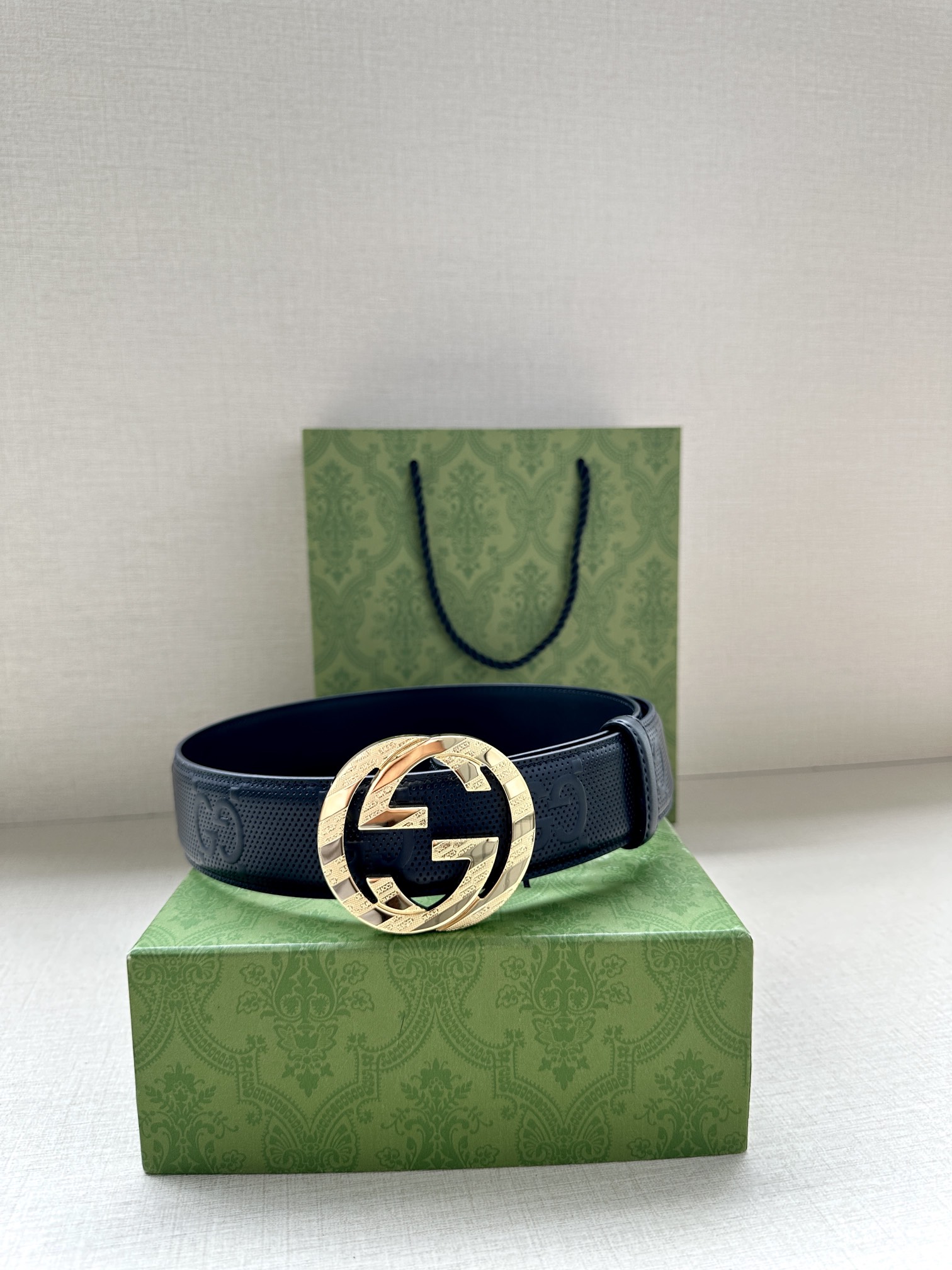 GUCCI 宽度4.0cm 这款单品将品牌的过去与未来贯通在一起，以现代风格的全新设计诠释了经典设计元素