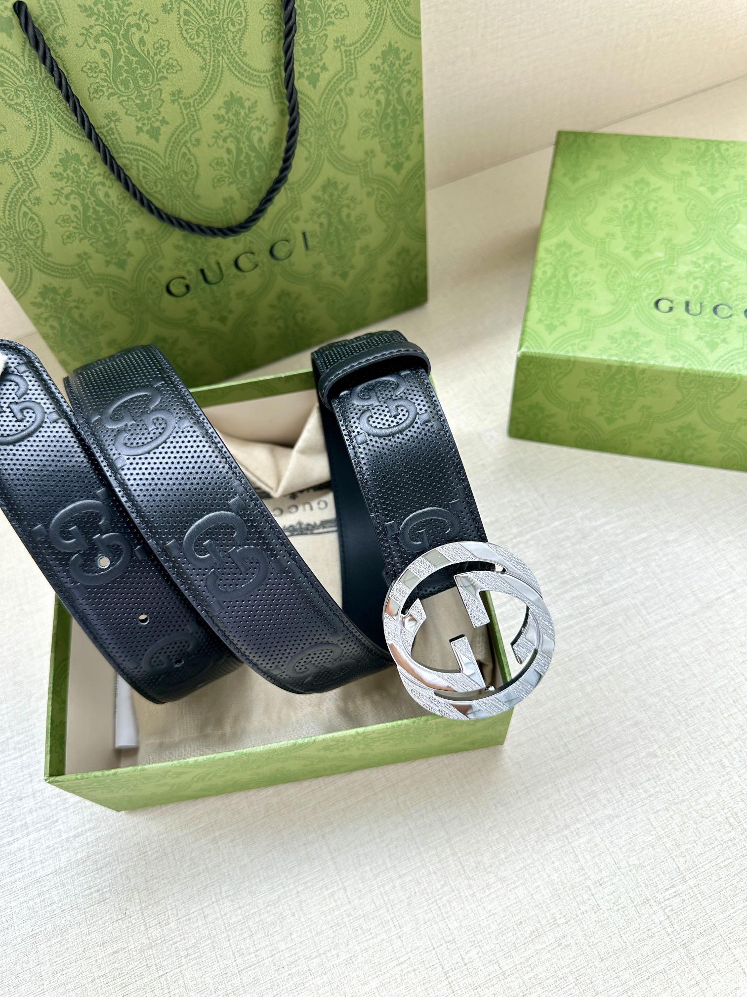 GUCCI 宽度4.0cm 这款单品将品牌的过去与未来贯通在一起，以现代风格的全新设计诠释了经典设计元素