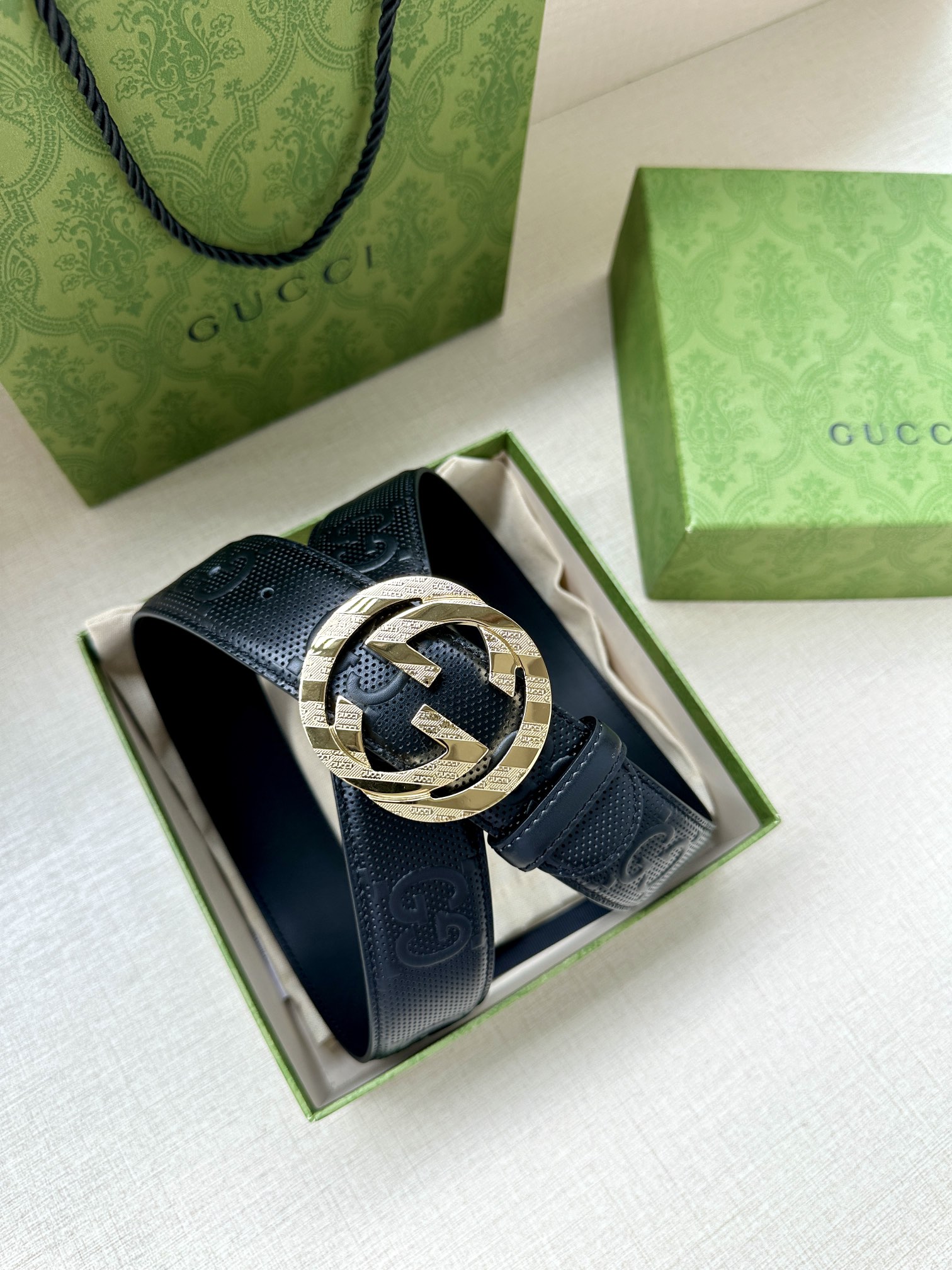 GUCCI 宽度4.0cm 这款单品将品牌的过去与未来贯通在一起，以现代风格的全新设计诠释了经典设计元素