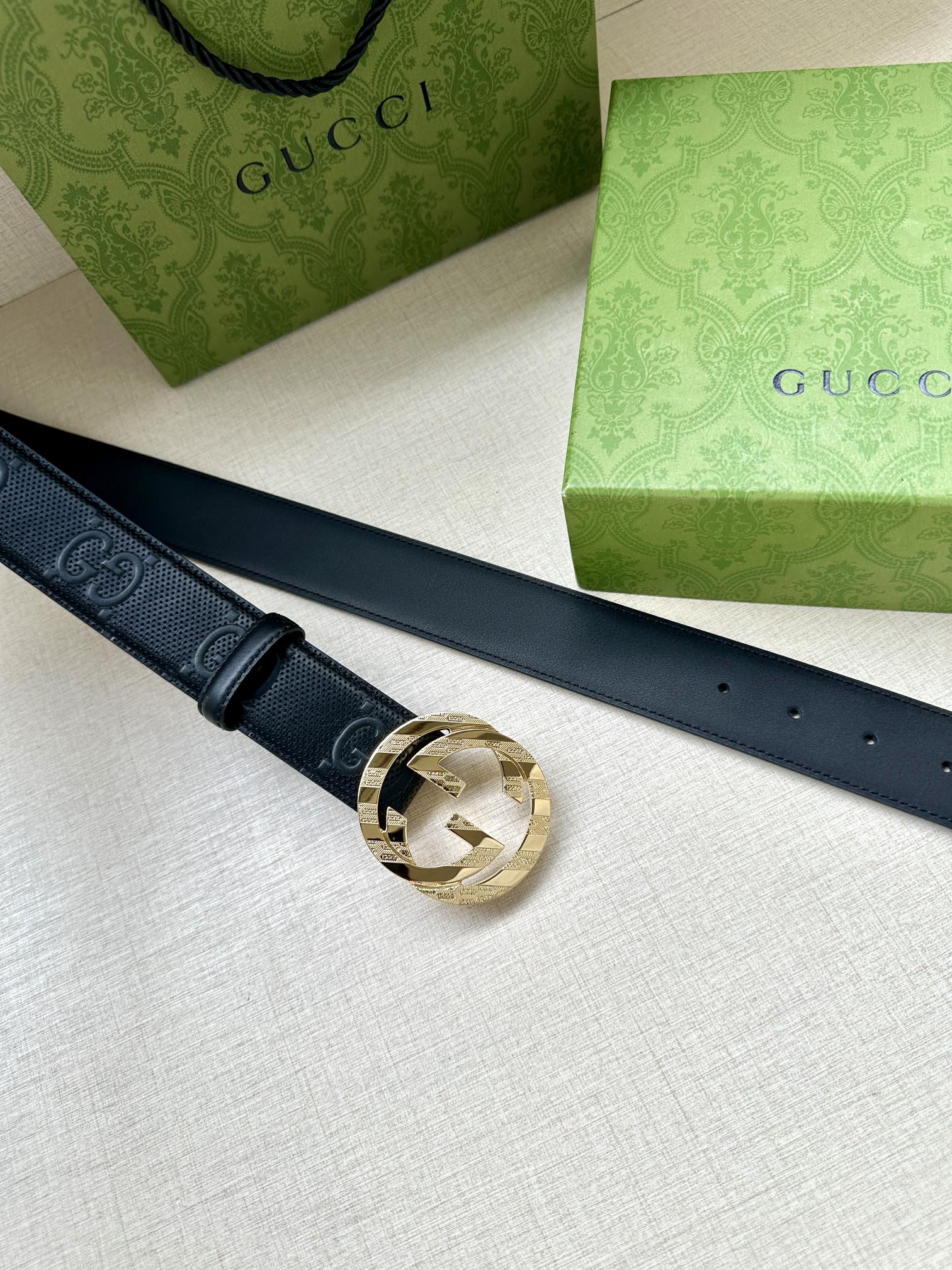GUCCI 宽度4.0cm 这款单品将品牌的过去与未来贯通在一起，以现代风格的全新设计诠释了经典设计元素