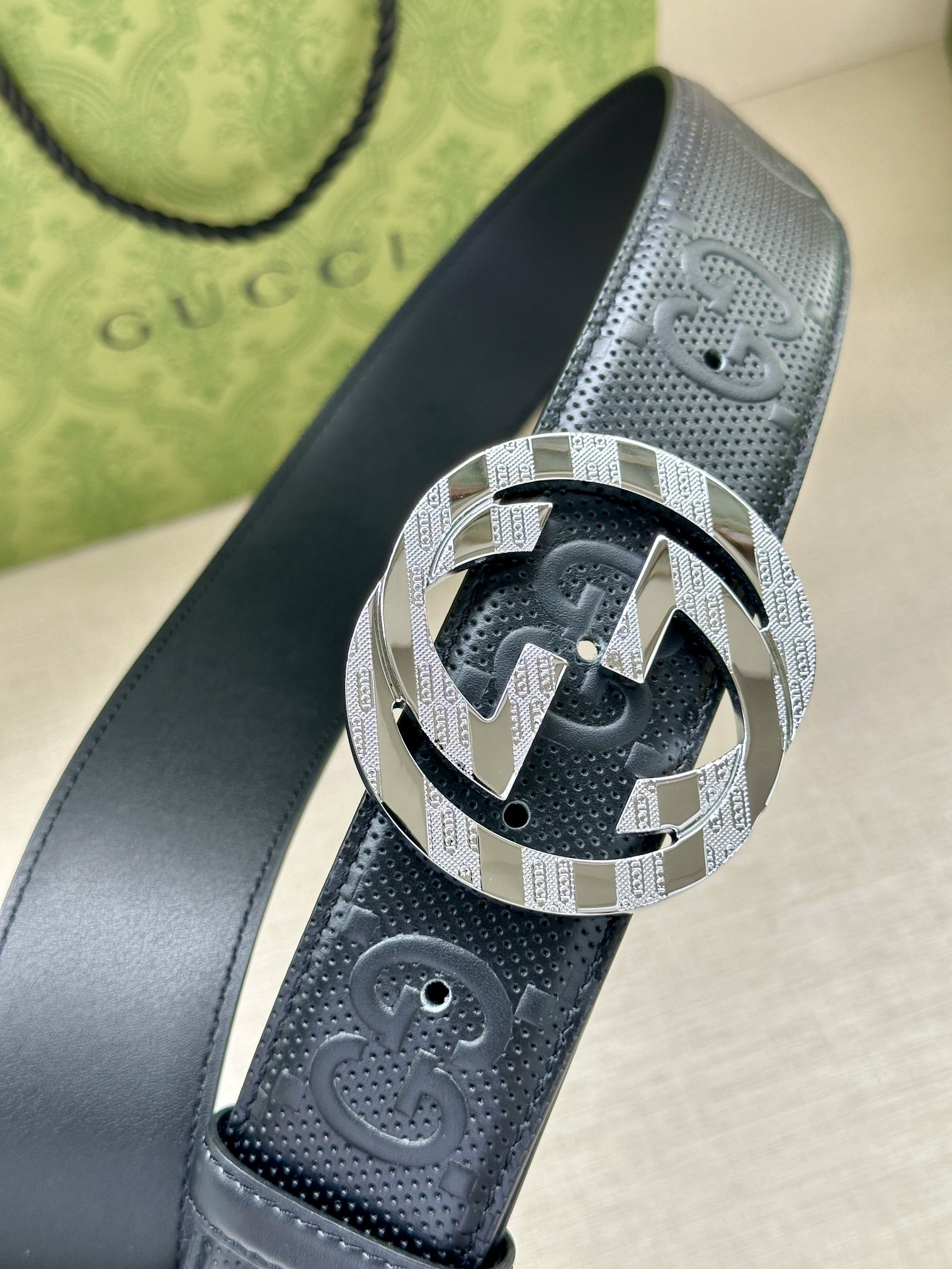 GUCCI 宽度4.0cm 这款单品将品牌的过去与未来贯通在一起，以现代风格的全新设计诠释了经典设计元素