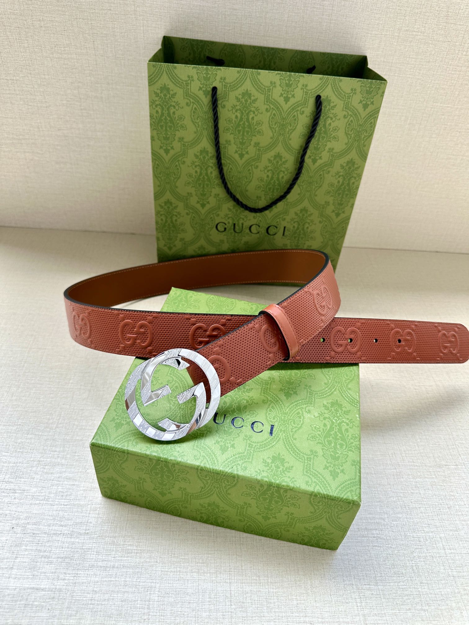 GUCCI 宽度4.0cm 这款单品将品牌的过去与未来贯通在一起，以现代风格的全新设计诠释了经典设计元素