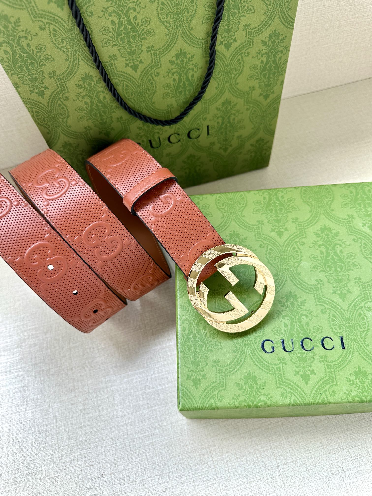 GUCCI 宽度4.0cm 这款单品将品牌的过去与未来贯通在一起，以现代风格的全新设计诠释了经典设计元素