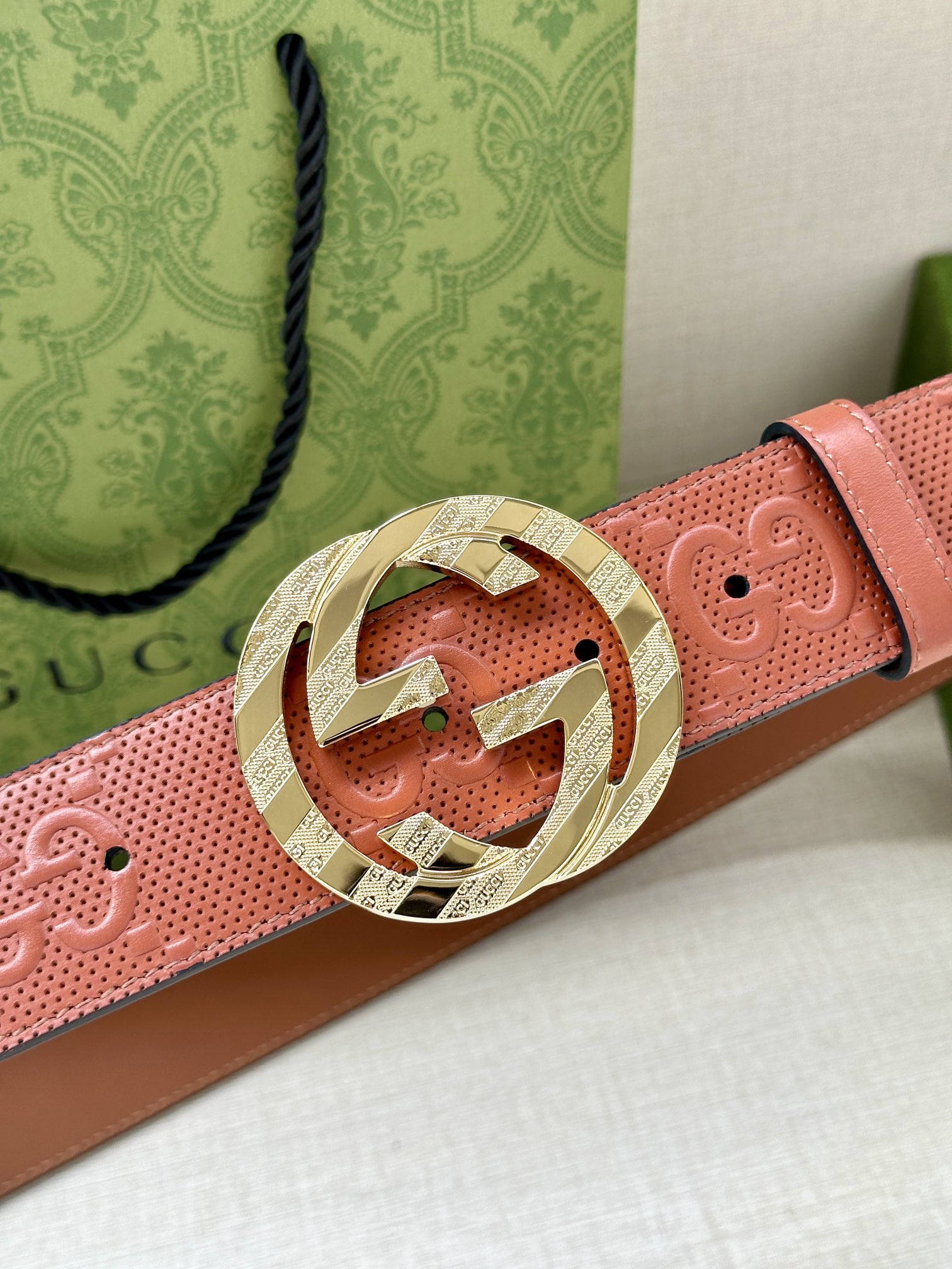 GUCCI 宽度4.0cm 这款单品将品牌的过去与未来贯通在一起，以现代风格的全新设计诠释了经典设计元素