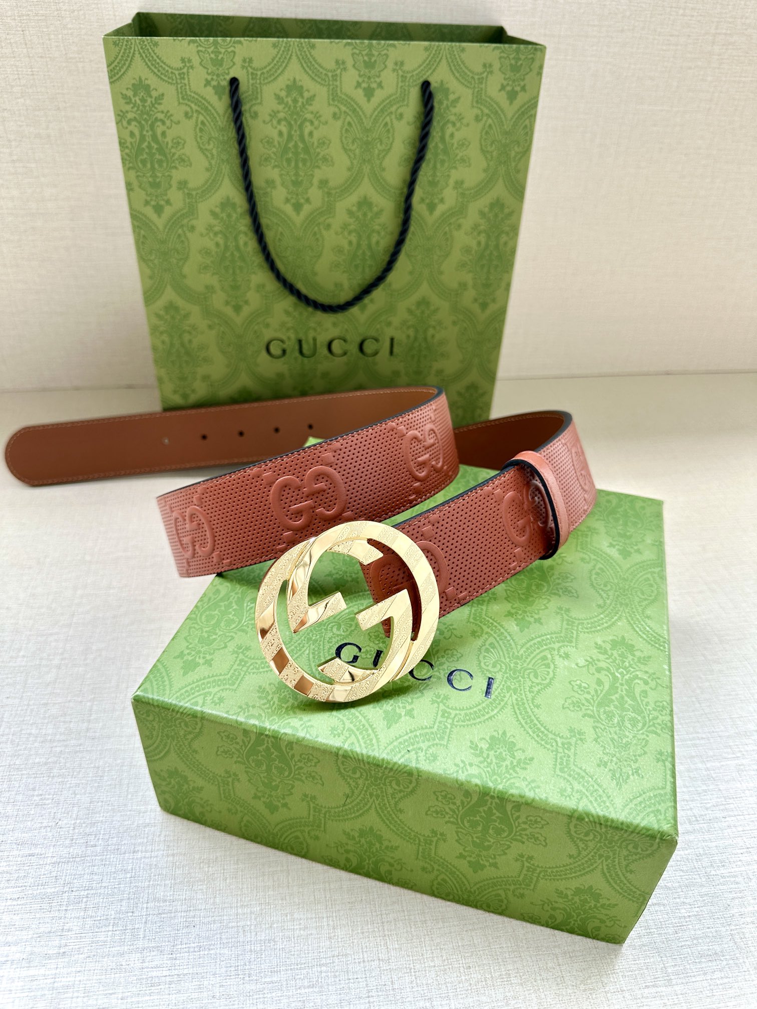 GUCCI 宽度4.0cm 这款单品将品牌的过去与未来贯通在一起，以现代风格的全新设计诠释了经典设计元素