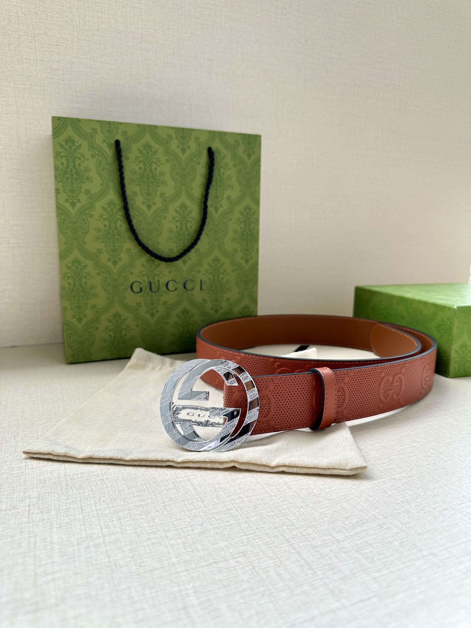 GUCCI 宽度4.0cm 这款单品将品牌的过去与未来贯通在一起，以现代风格的全新设计诠释了经典设计元素