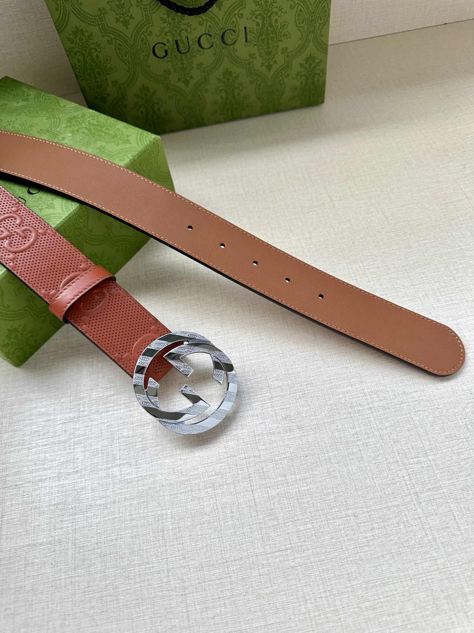 GUCCI 宽度4.0cm 这款单品将品牌的过去与未来贯通在一起，以现代风格的全新设计诠释了经典设计元素