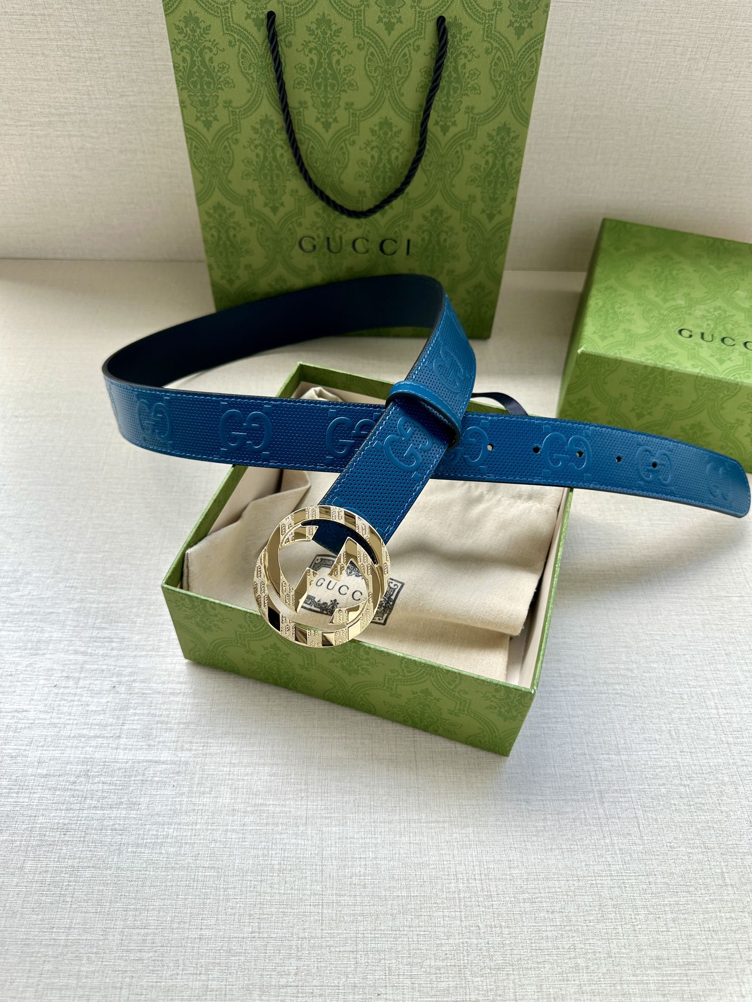 GUCCI 宽度4.0cm 这款单品将品牌的过去与未来贯通在一起，以现代风格的全新设计诠释了经典设计元素