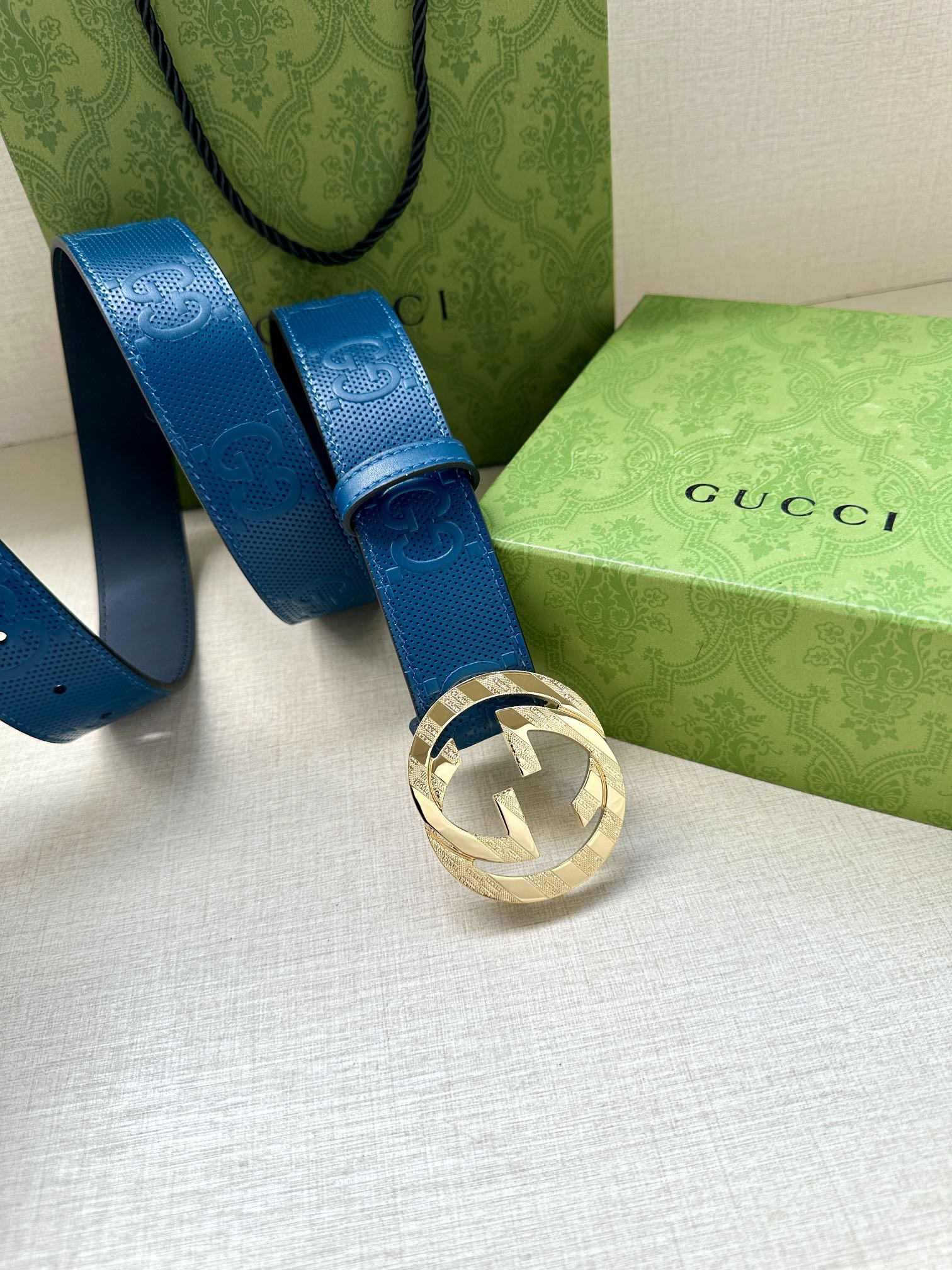 GUCCI 宽度4.0cm 这款单品将品牌的过去与未来贯通在一起，以现代风格的全新设计诠释了经典设计元素