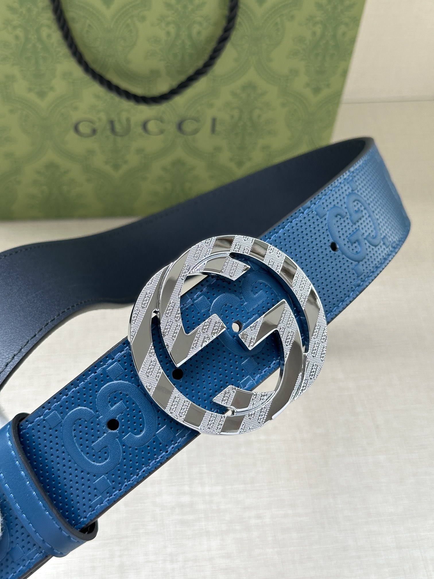 GUCCI 宽度4.0cm 这款单品将品牌的过去与未来贯通在一起，以现代风格的全新设计诠释了经典设计元素