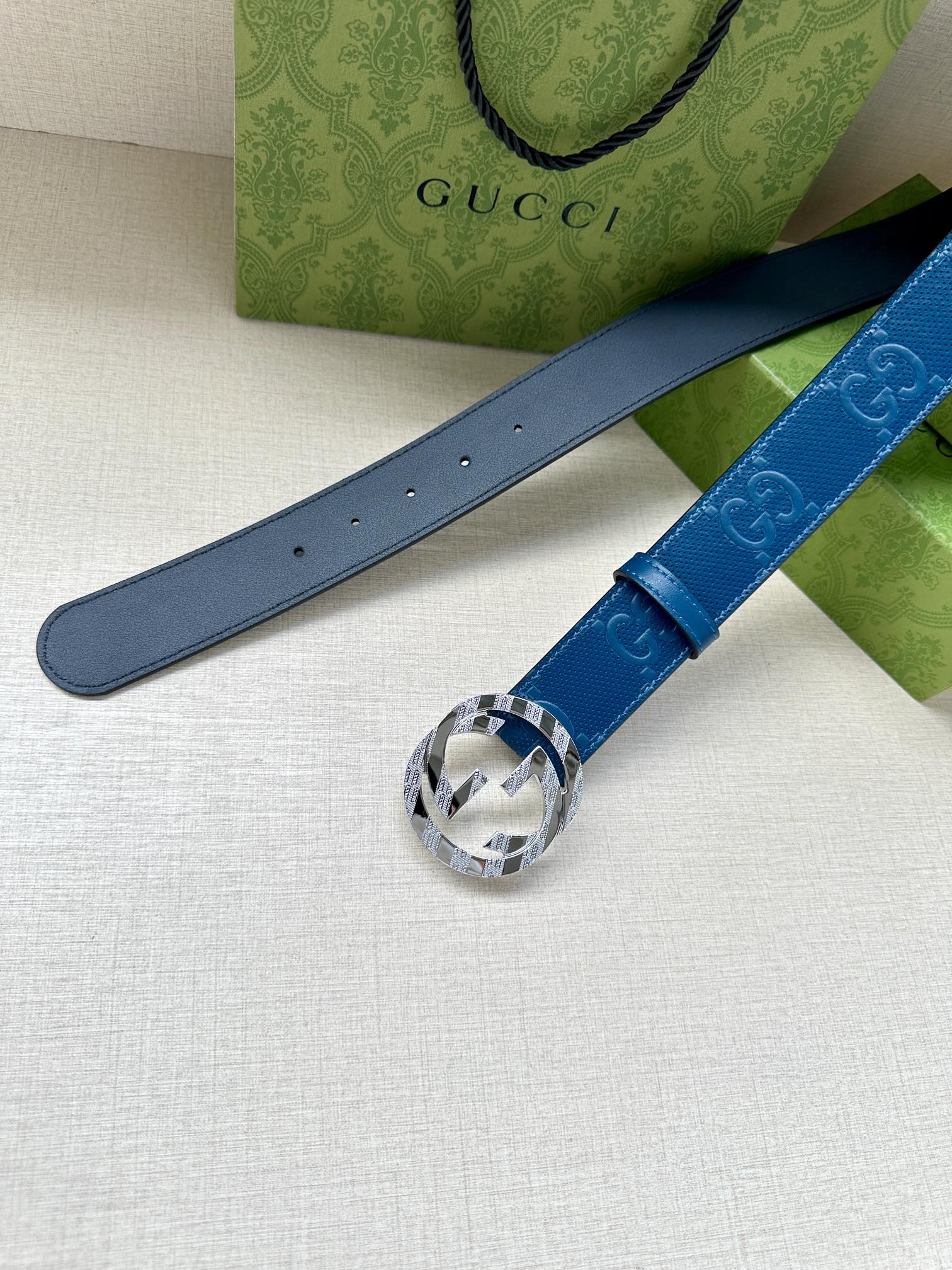 GUCCI 宽度4.0cm 这款单品将品牌的过去与未来贯通在一起，以现代风格的全新设计诠释了经典设计元素