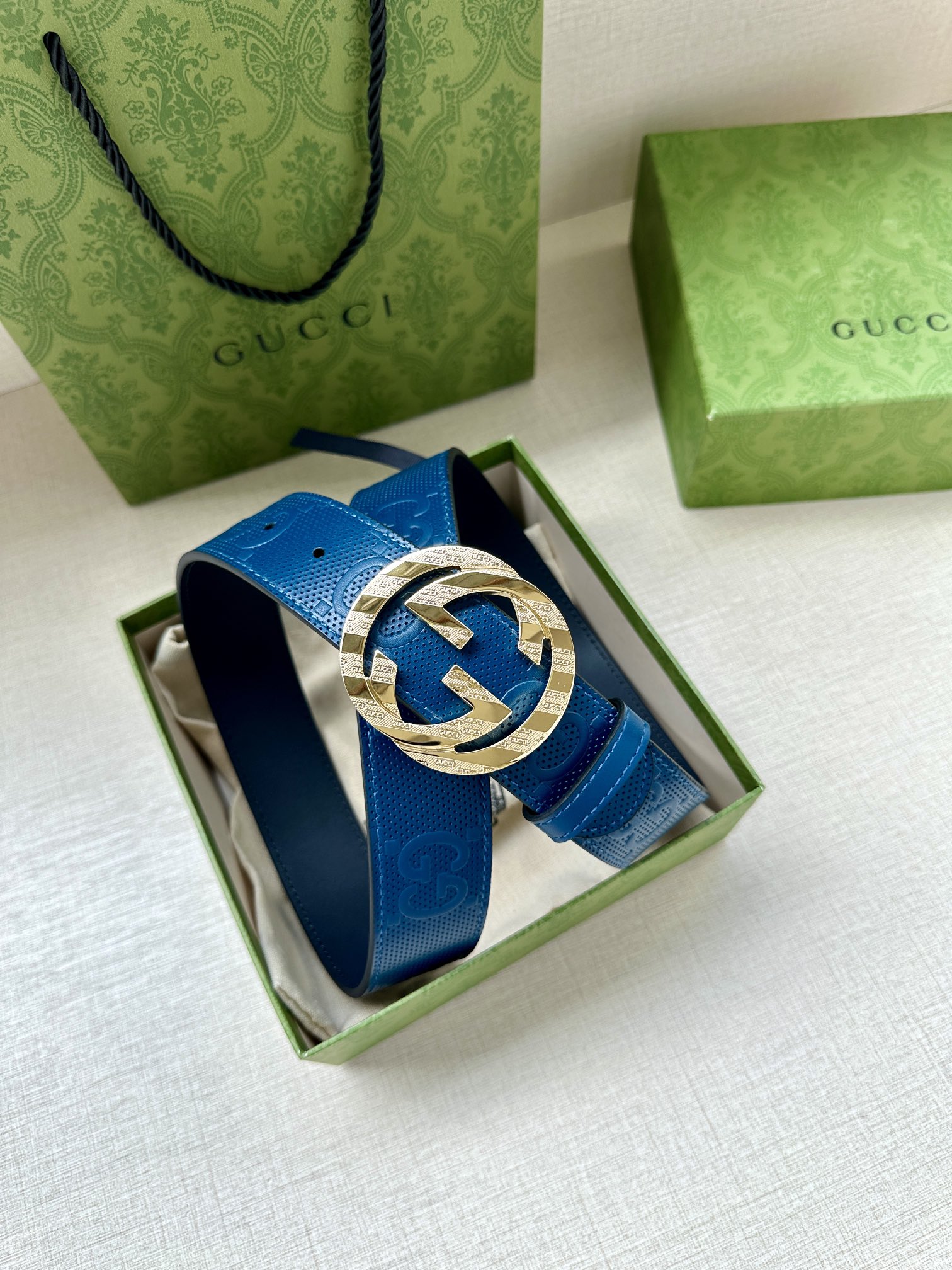 GUCCI 宽度4.0cm 这款单品将品牌的过去与未来贯通在一起，以现代风格的全新设计诠释了经典设计元素