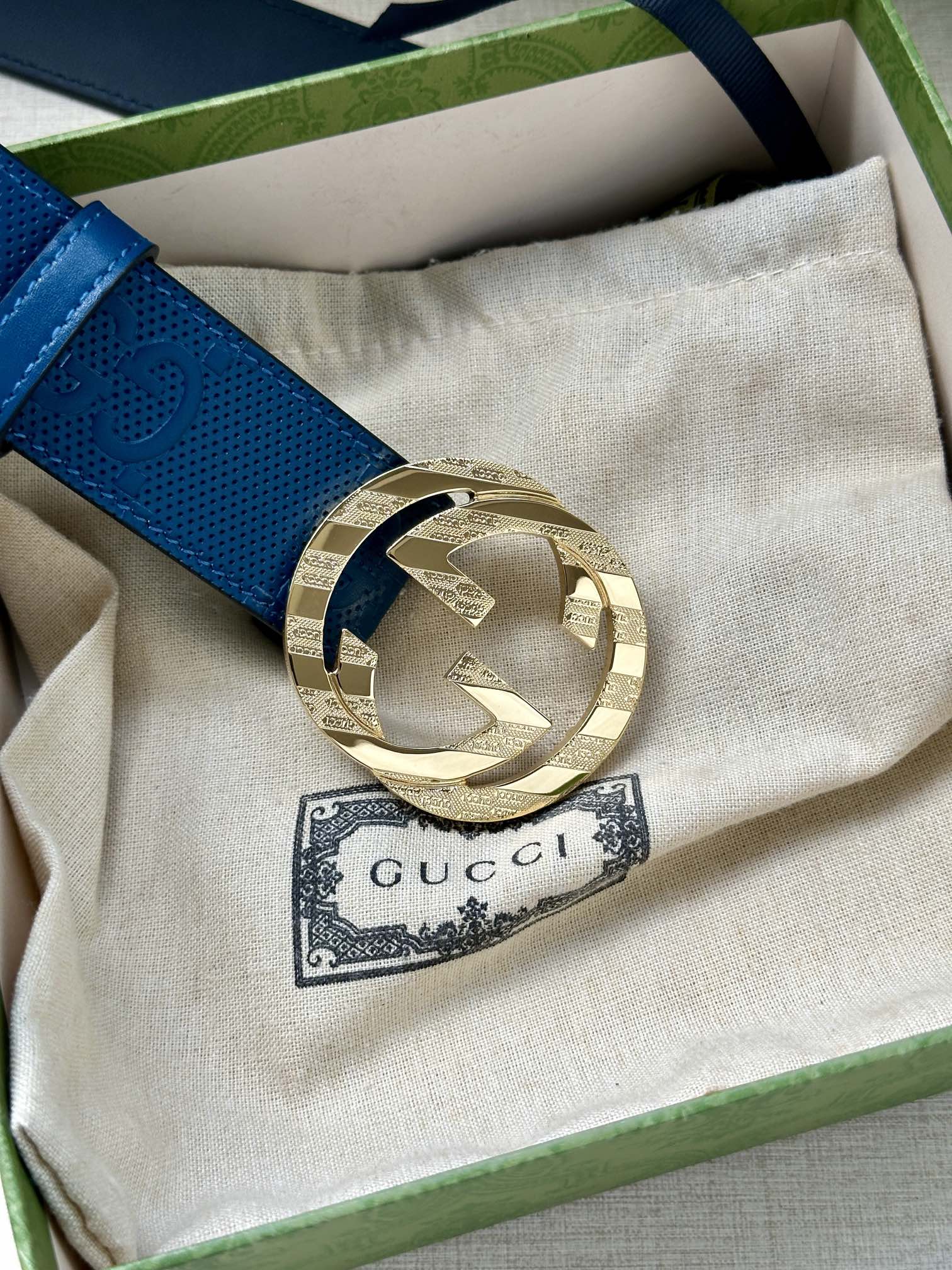 GUCCI 宽度4.0cm 这款单品将品牌的过去与未来贯通在一起，以现代风格的全新设计诠释了经典设计元素