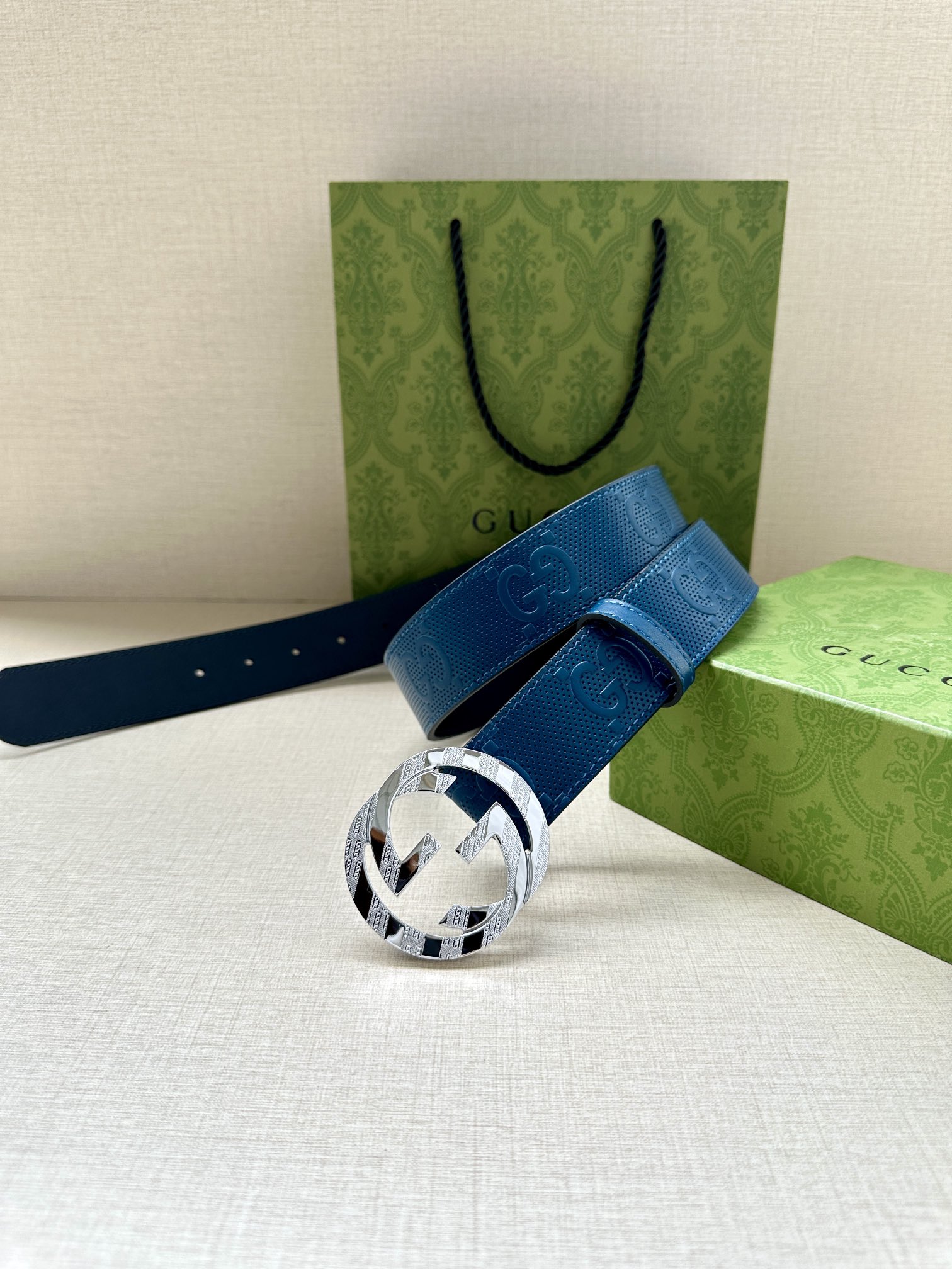 GUCCI 宽度4.0cm 这款单品将品牌的过去与未来贯通在一起，以现代风格的全新设计诠释了经典设计元素