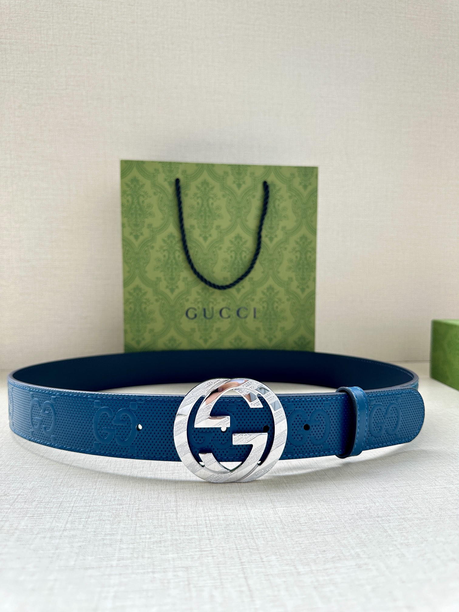 GUCCI 宽度4.0cm 这款单品将品牌的过去与未来贯通在一起，以现代风格的全新设计诠释了经典设计元素