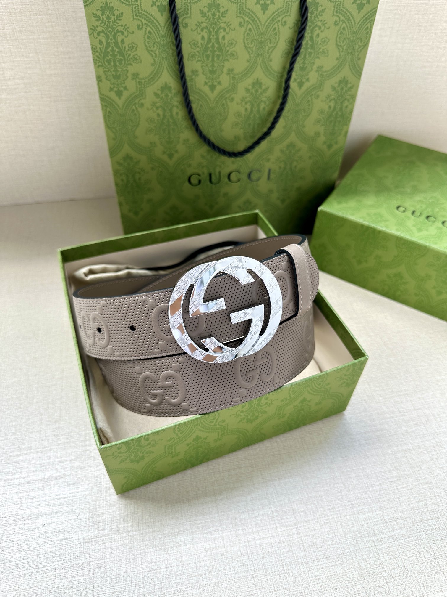 GUCCI 宽度4.0cm 这款单品将品牌的过去与未来贯通在一起，以现代风格的全新设计诠释了经典设计元素