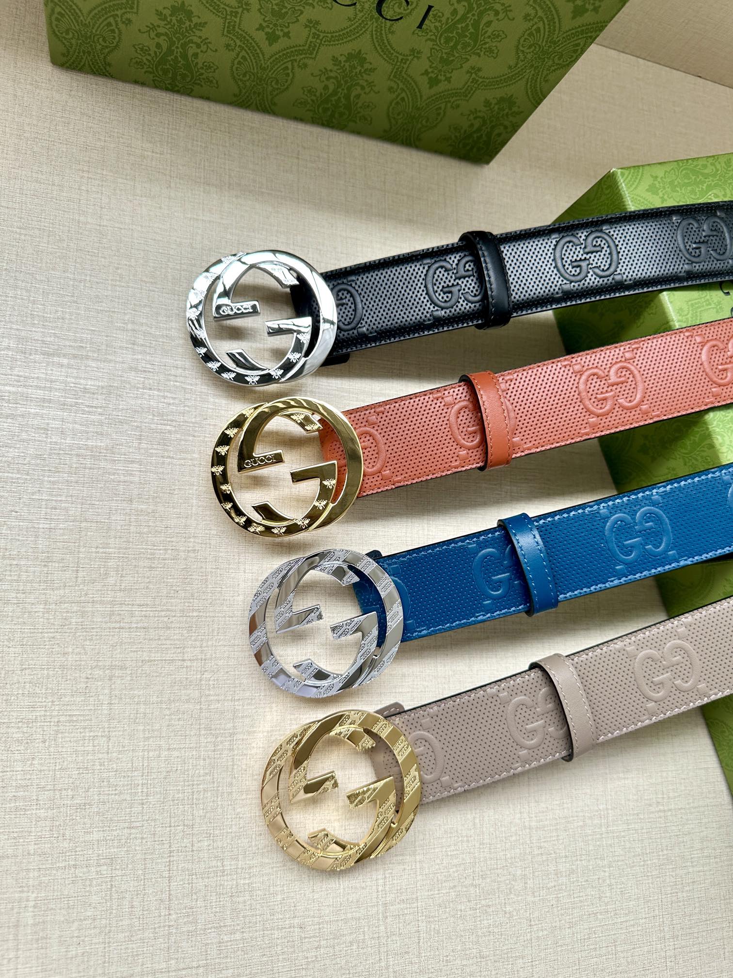 GUCCI 宽度4.0cm 这款单品将品牌的过去与未来贯通在一起，以现代风格的全新设计诠释了经典设计元素